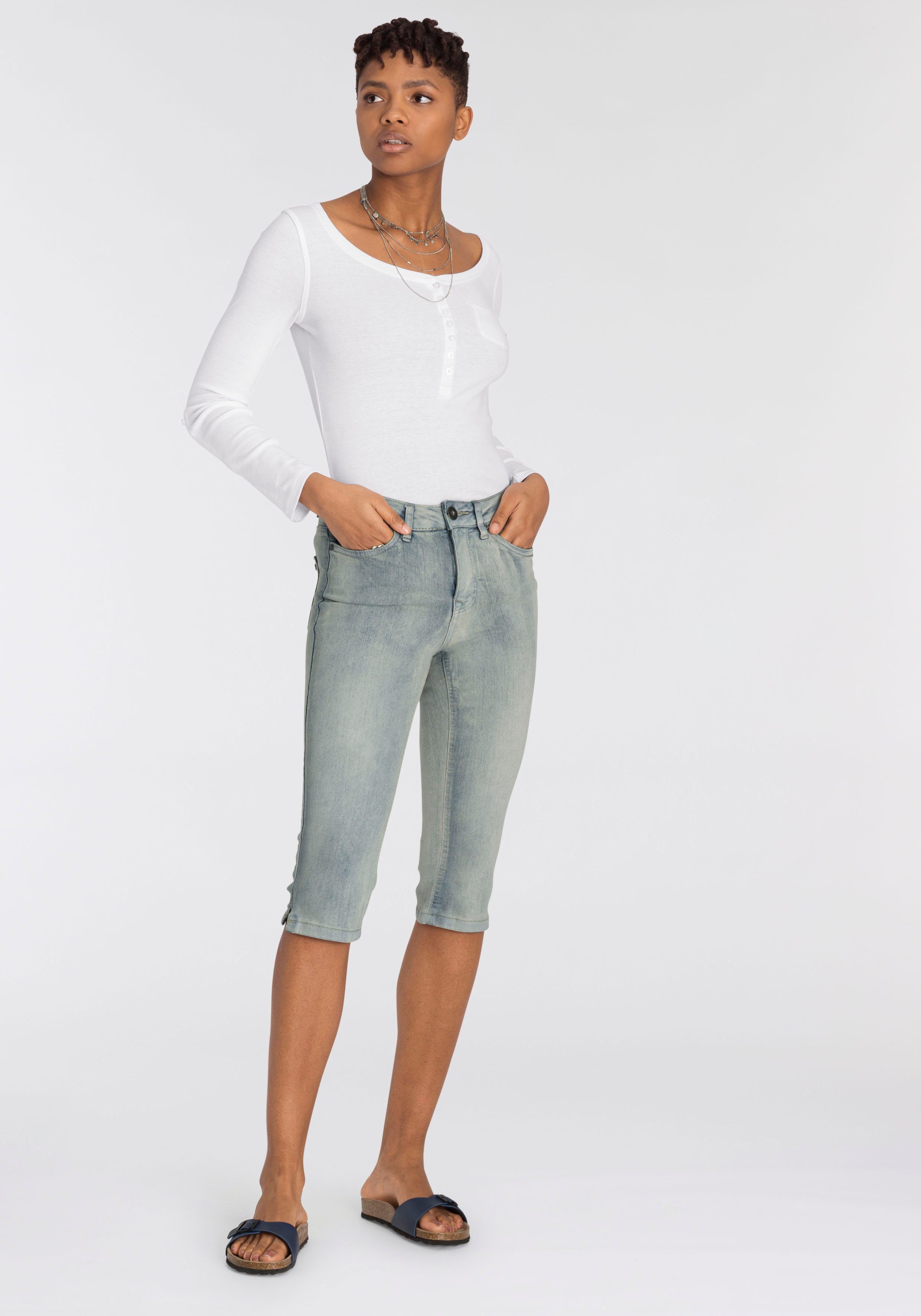 Arizona Capri jeans Met splitje in de zoom smalle pasvorm, met stijlvolle studs, hoge taille