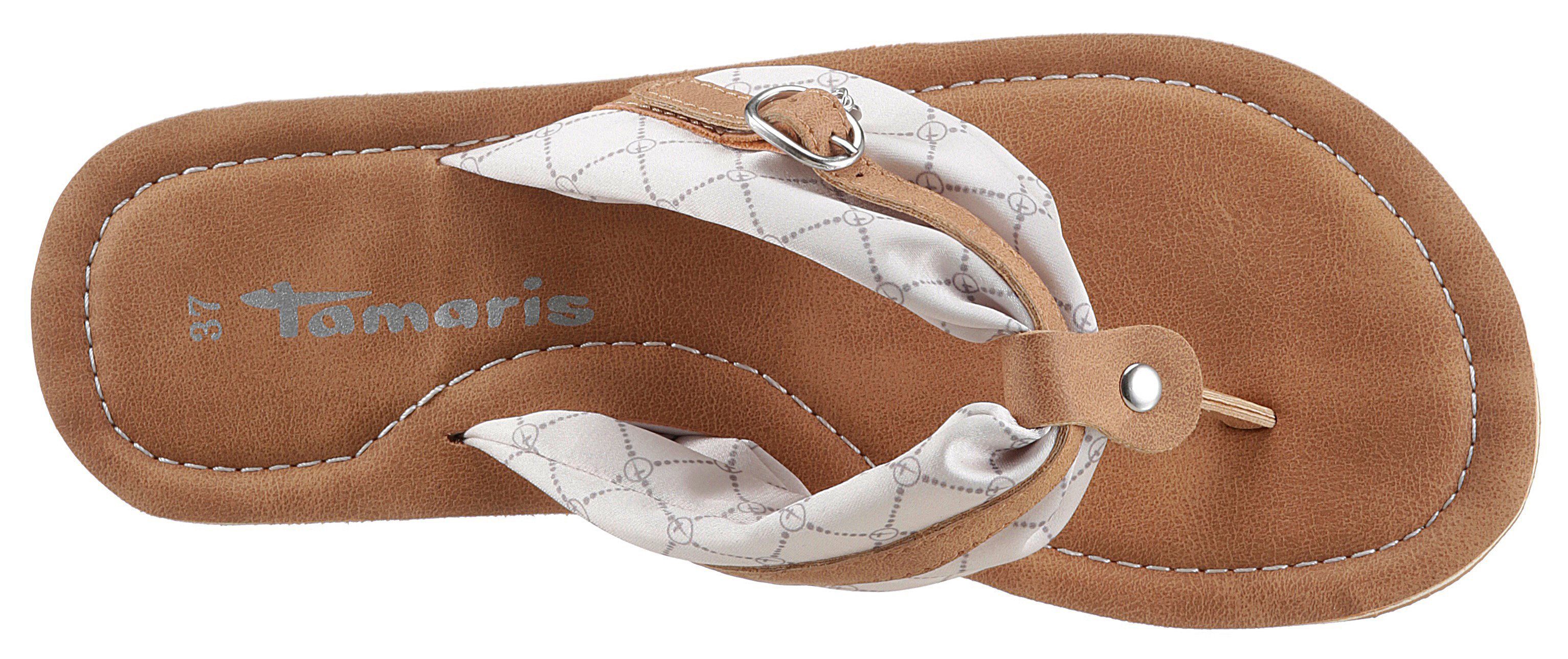 Tamaris Teenslippers Avril , zomerschoenen, flats, slippers met t-logo hanger