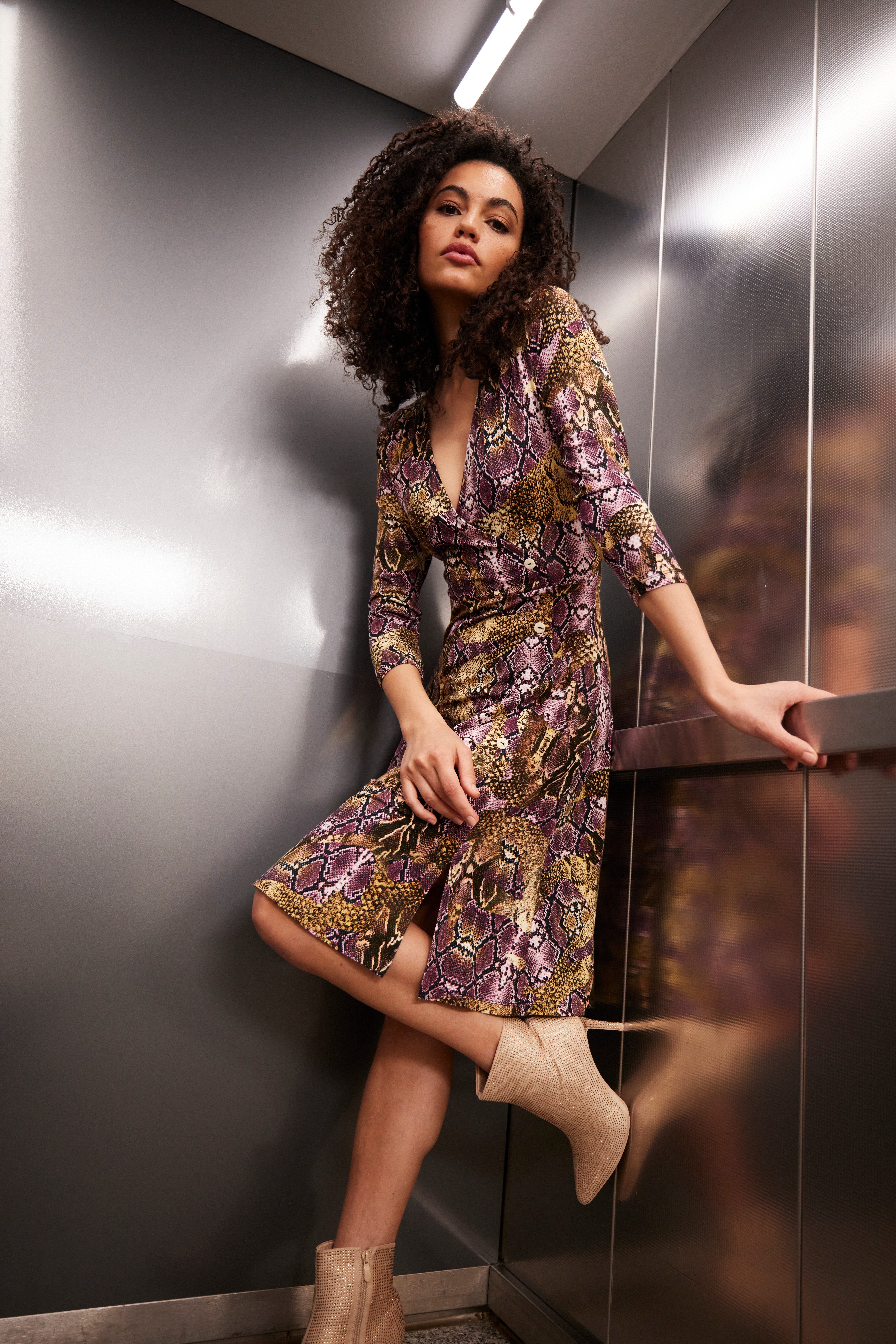 Aniston CASUAL Jerseyjurk met extravagante kleurrijke slang-print