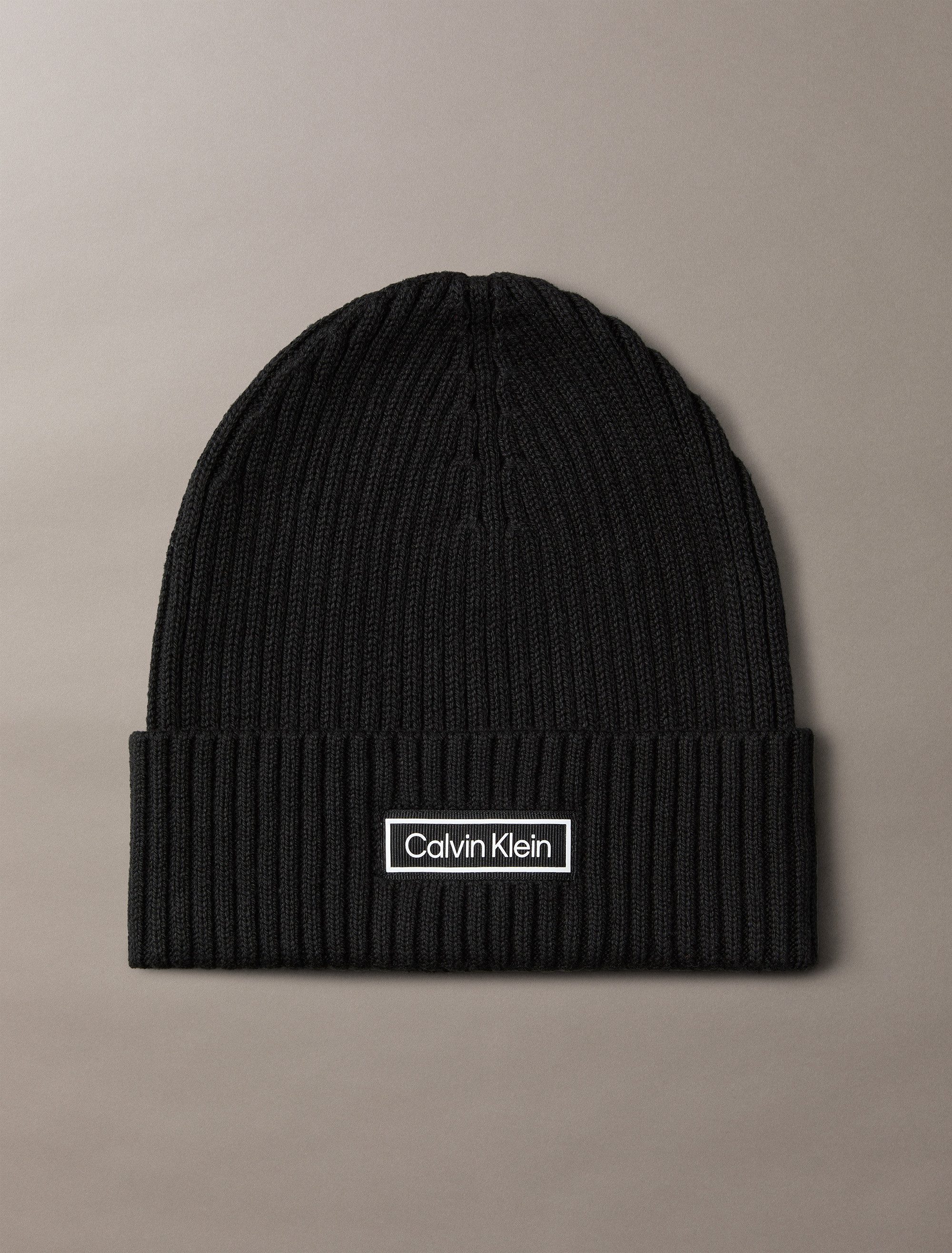Calvin Klein Gebreide muts PATCH CHUNKY RIB COTTON BEANIE