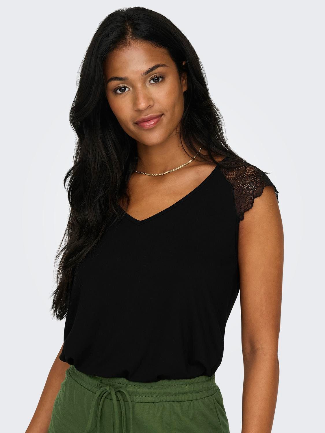 Only Shirt met V-hals ONLPETRA S/S LACE MIX TOP CS JRS