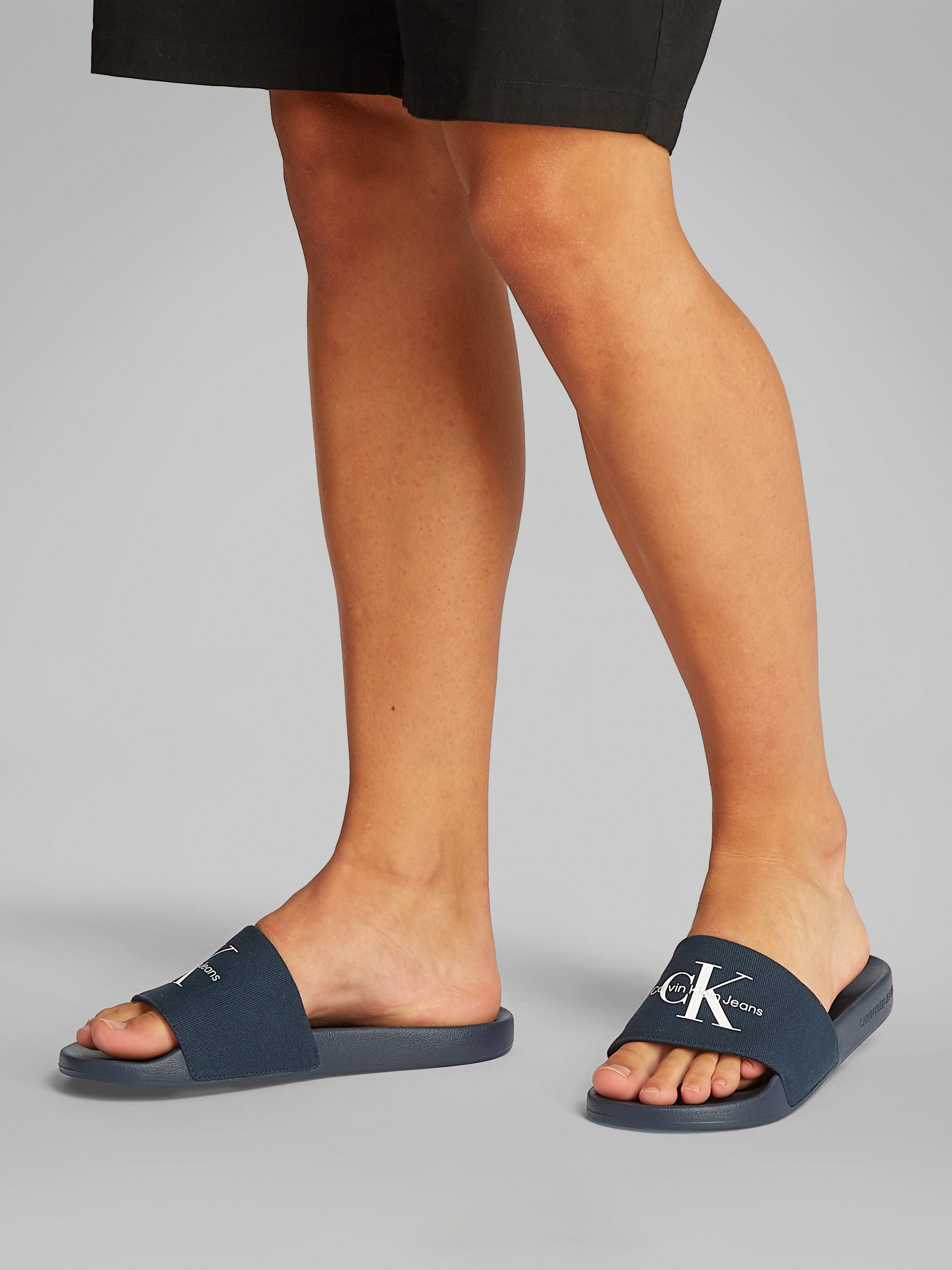 Calvin Klein Badslippers SLIDE MONOGRAM zomerschoen, slippers, badschoens, strandschoen met logo-opschrift