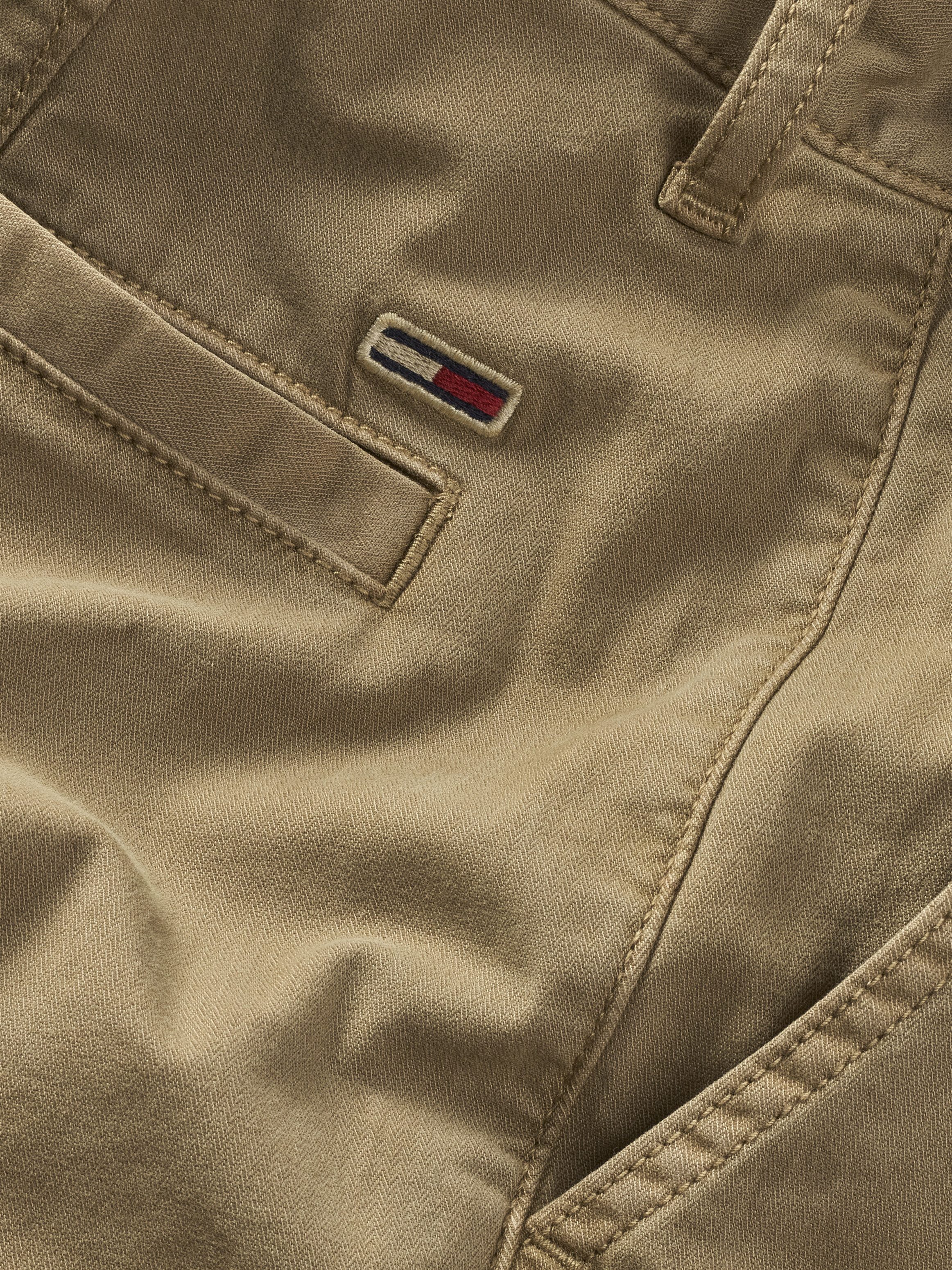 TOMMY JEANS Cargobroek TJM AUSTIN CARGO met geborduurd logo