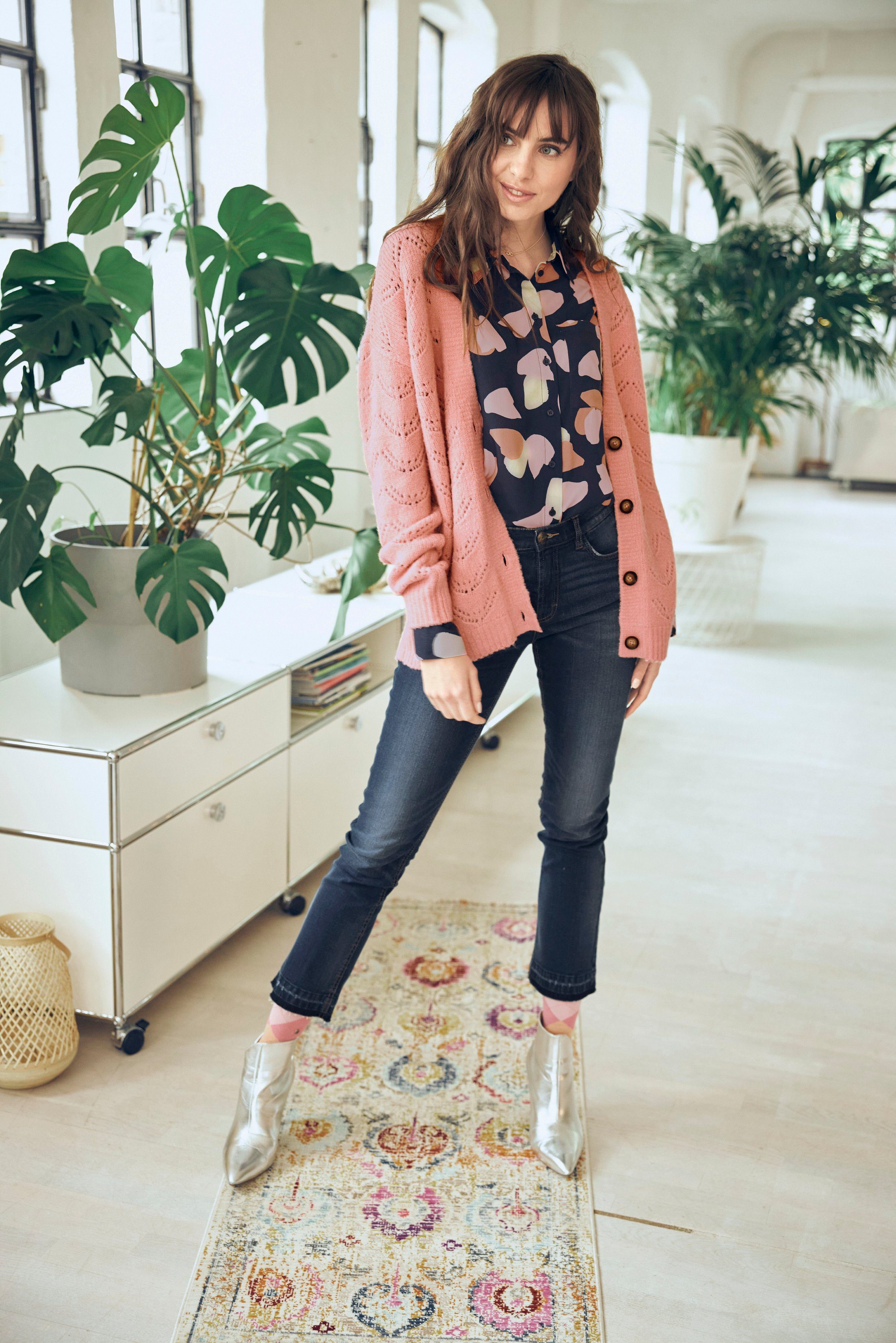 Aniston CASUAL Bootcut jeans trendy wassing ij de iets gerafelde voetzoom