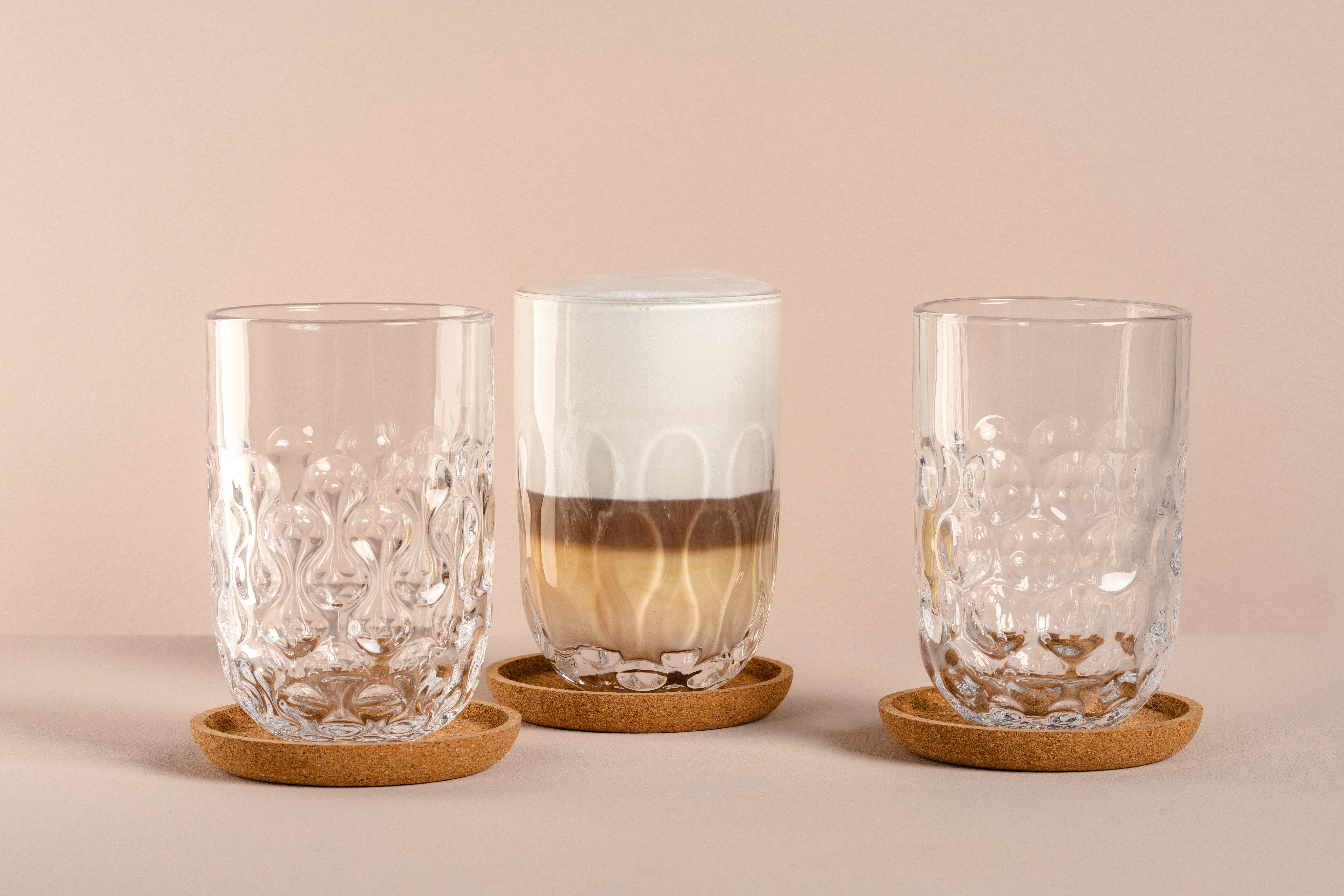 LEONARDO Glazenset Latte macchiato set GOCCE, 380 ml, 6-delig 3 glazen met verschillend druppelreliëf, incl. kurken onderzetters (set)