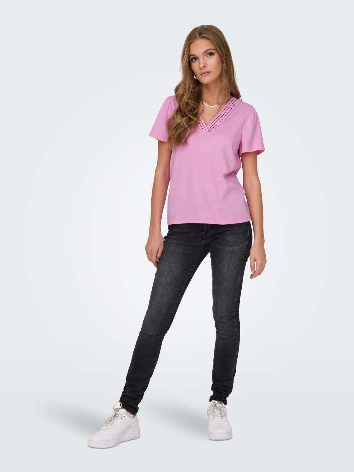 Only Shirt met V-hals ONLBENITA S/S V-NECK TOP JRS