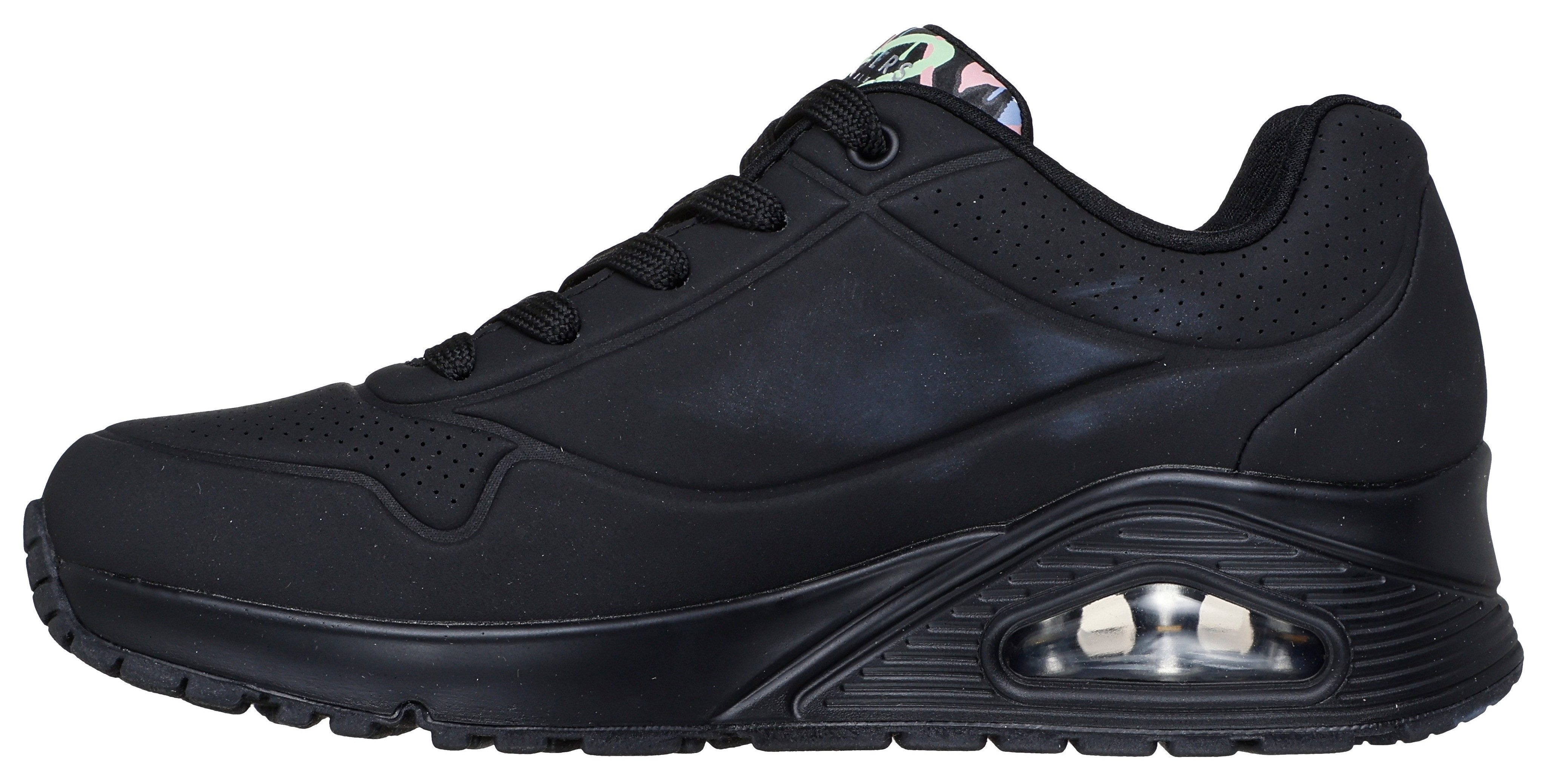 Skechers Sneakers met sleehak UNO-SPREAD THE LOVE Vrijetijdsschoen, lage schoen, veterschoen met coole graffiti-print