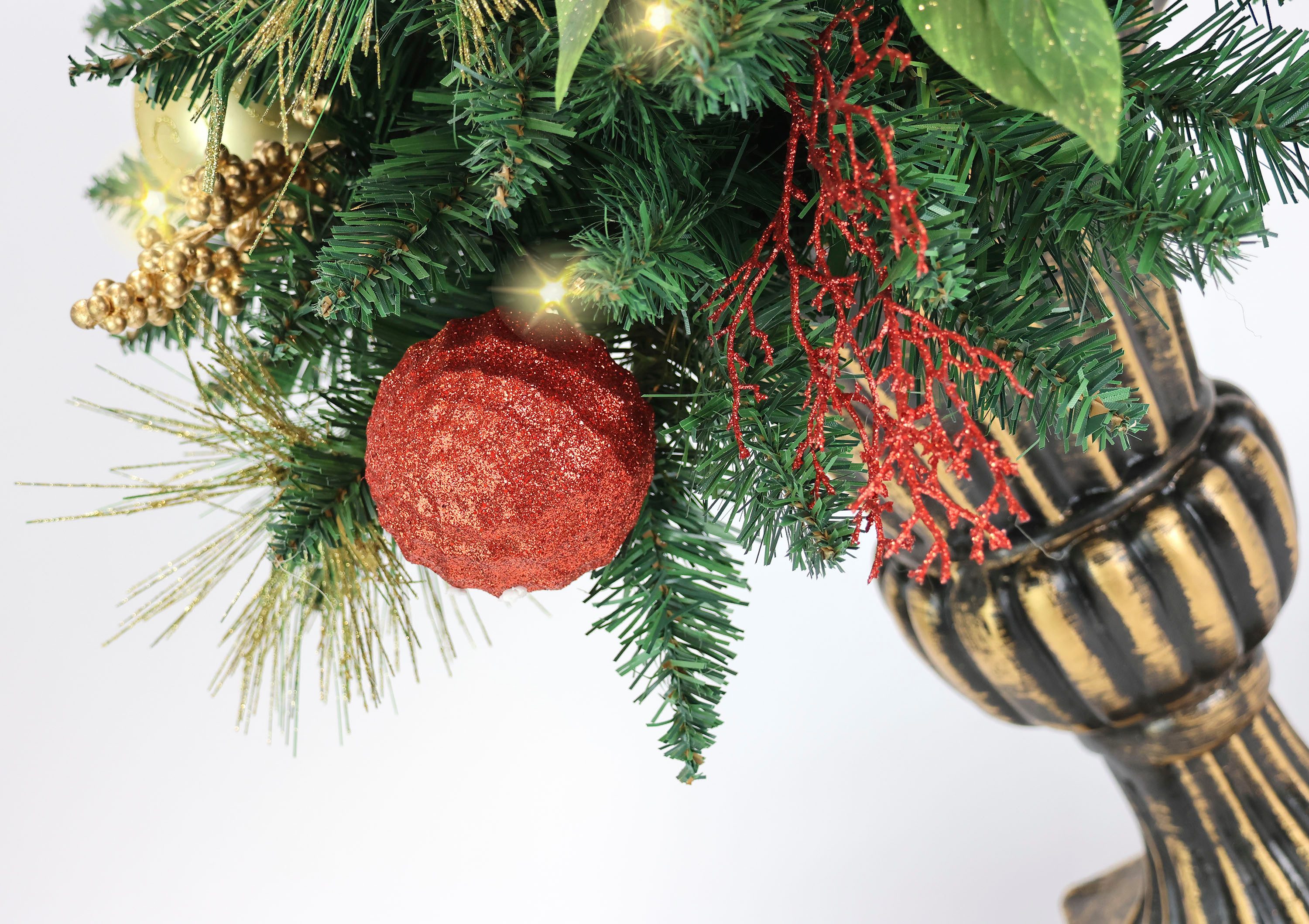 I.GE.A. Kunstkerstboom Gedecoreerde dennenboom met LED-licht in een beker Gedecoreerd met kerstballen kunstkerstboom kerstdecoratie (1 stuk)