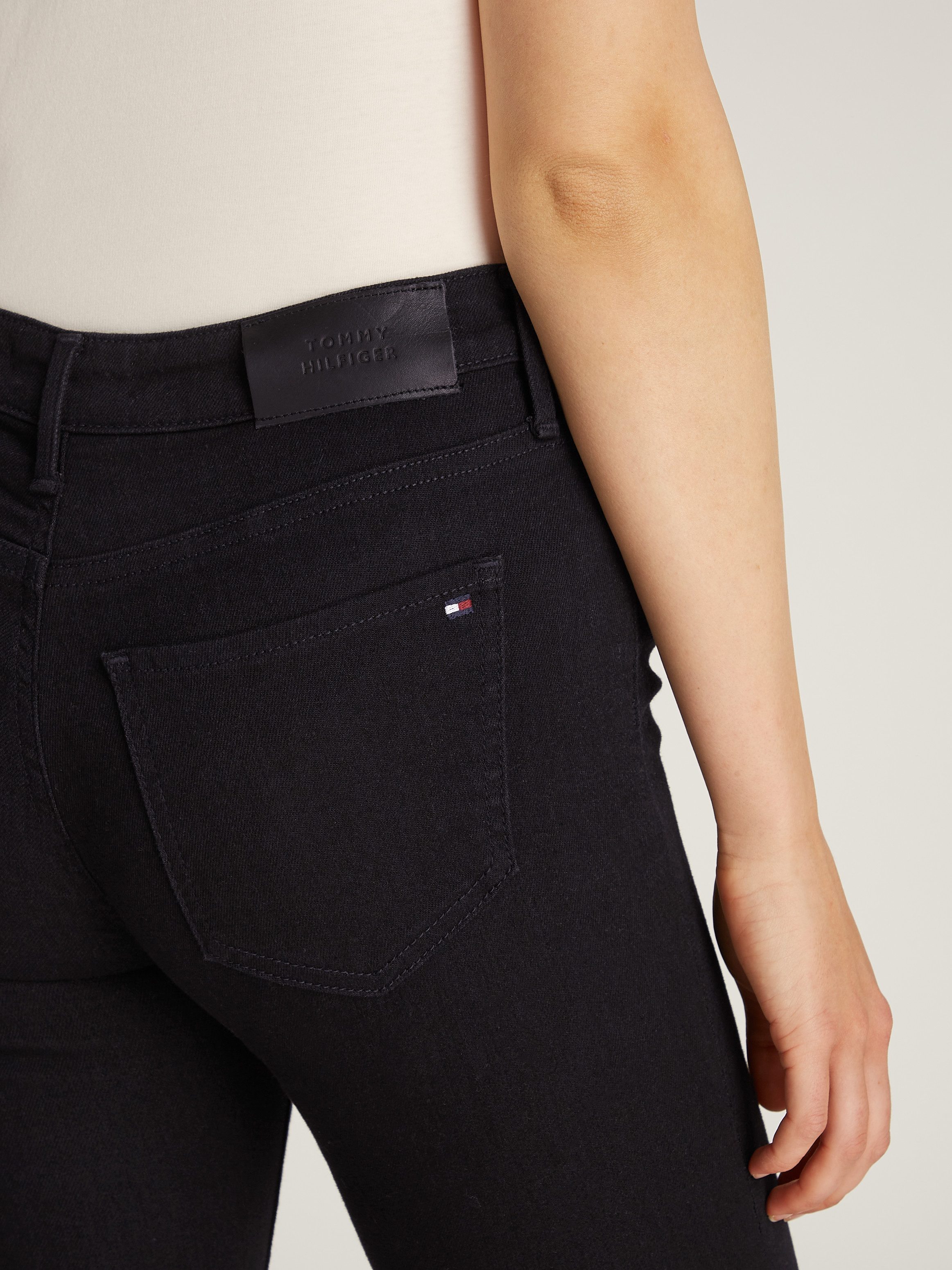 Tommy Hilfiger Skinny fit jeans COMO Skinny Regular Waist met logo-badge, in enkel-lengte
