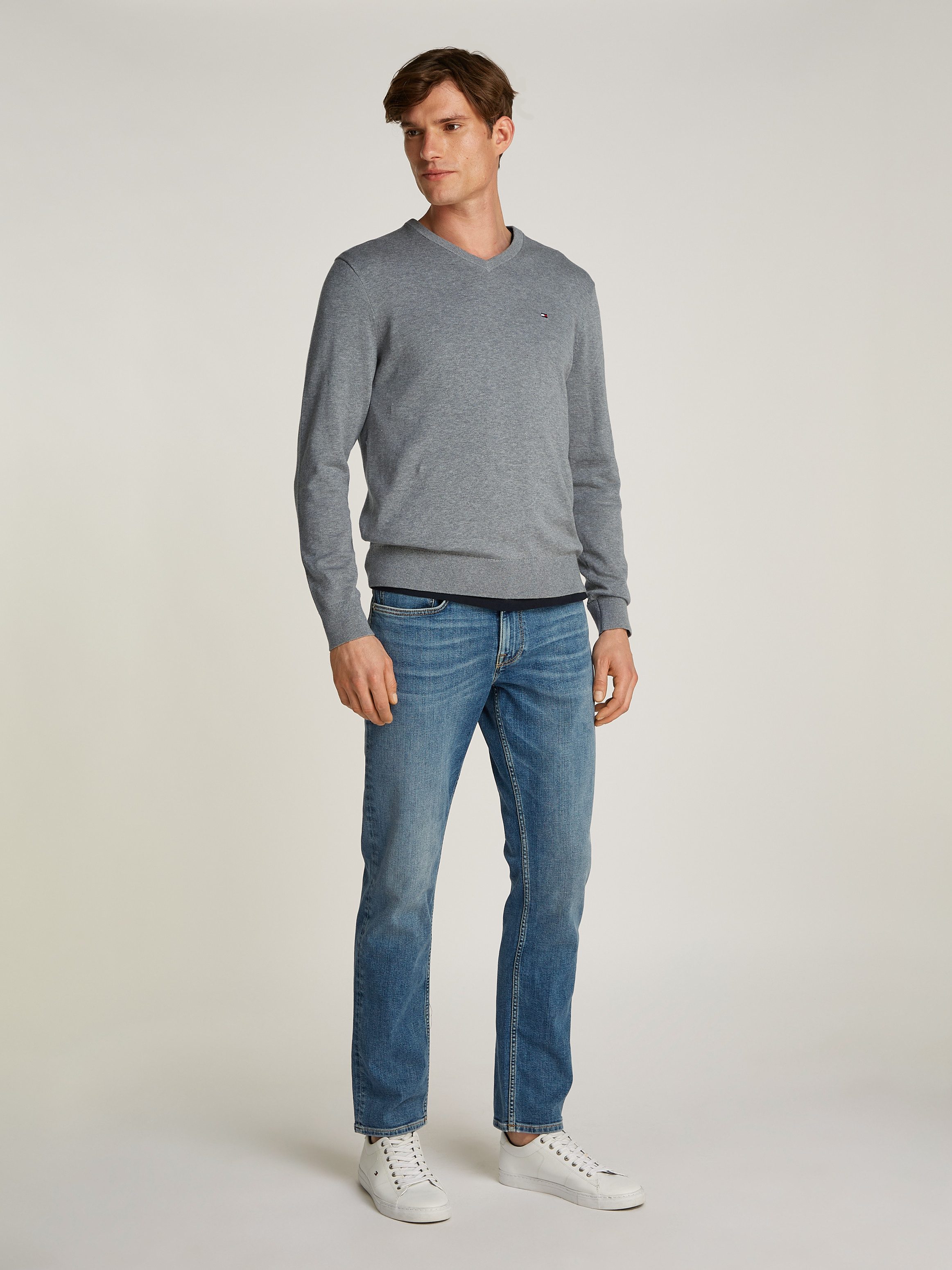 Tommy Hilfiger Gebreide trui ESSENTIAL COTTON V NECK met V-hals en borduursel