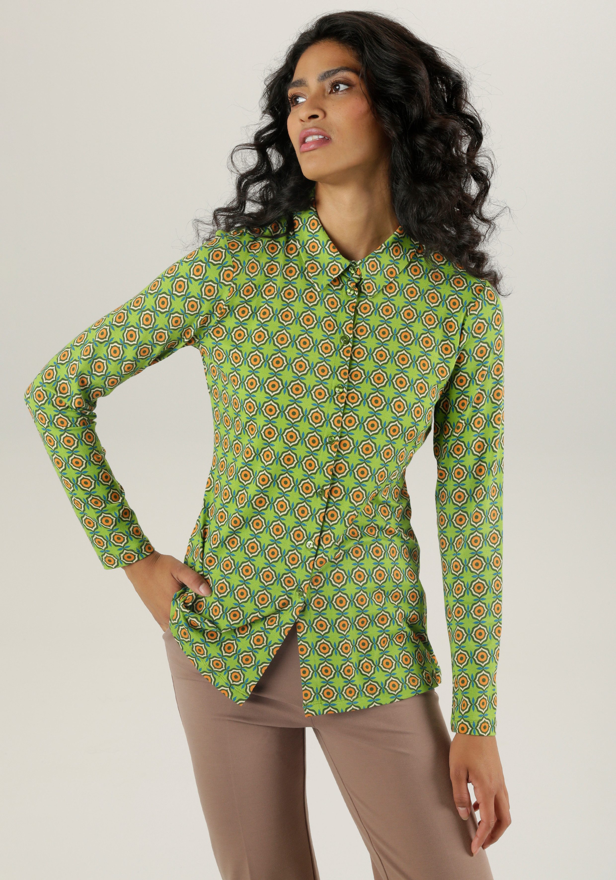 Aniston SELECTED Overhemdblouse met retro-patroon en lichte taillering