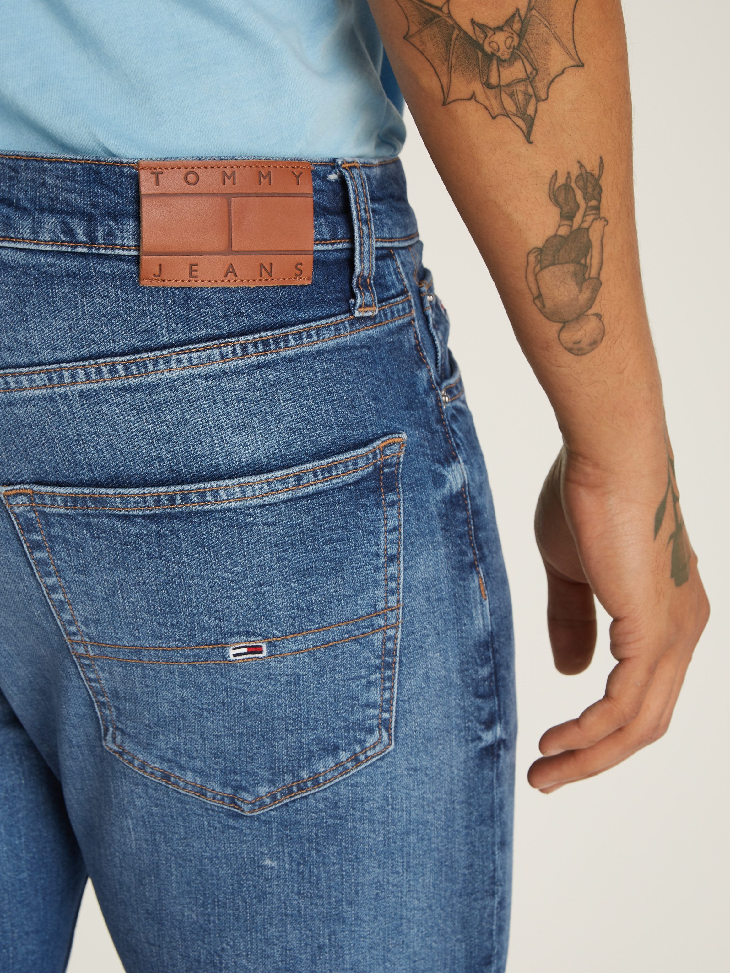 TOMMY JEANS Regular fit jeans DAD JEAN RGLR TPRD met gestempeld logo