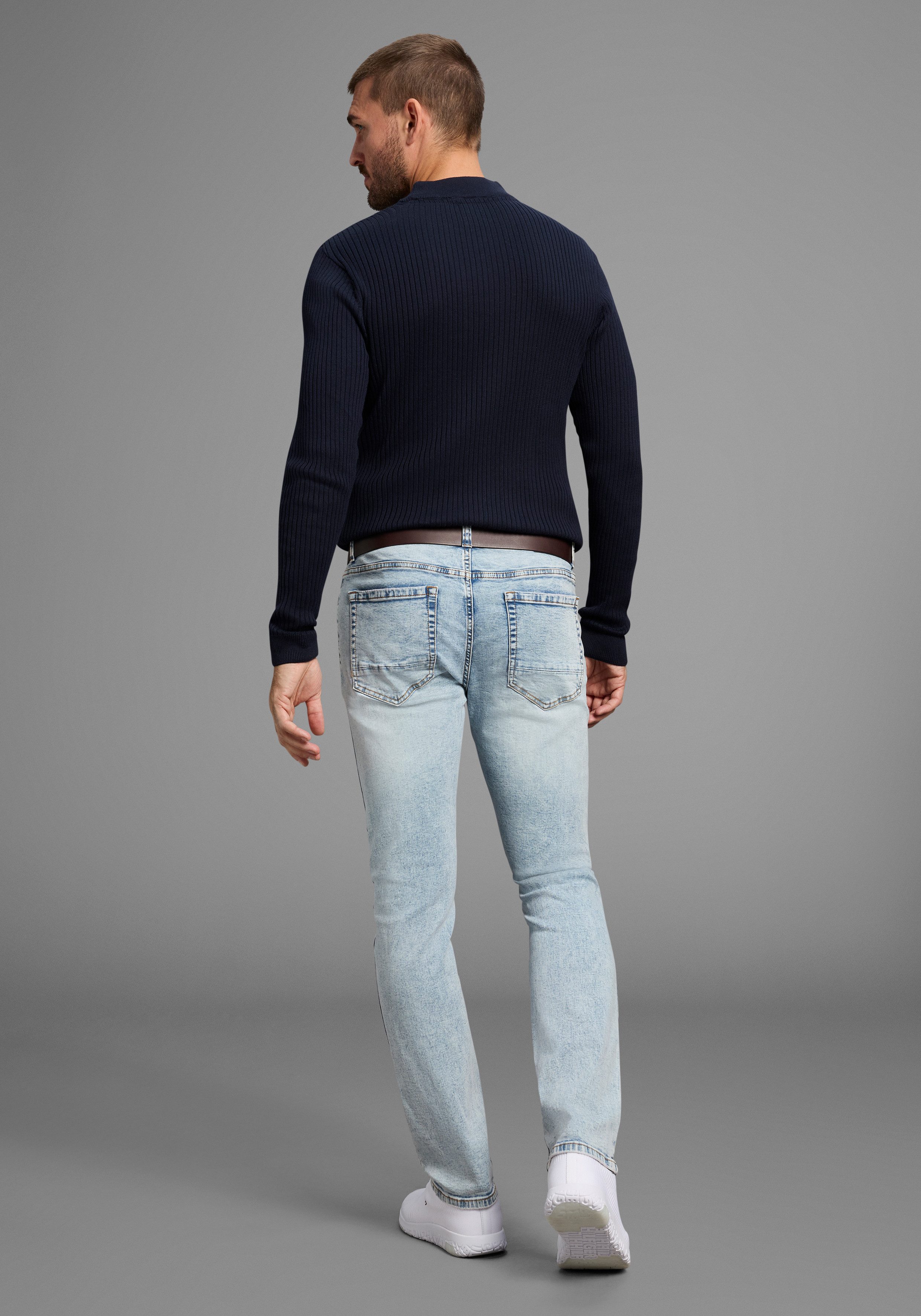 Bruno Banani Straight jeans Hutch rechte broekspijpen, gedeeltelijk met modieuze destroyed-effecten,