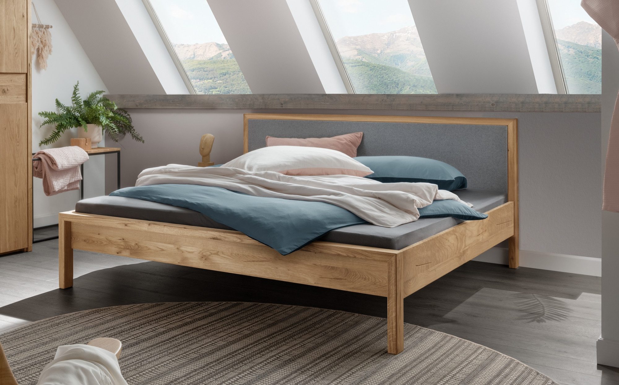 Home affaire Massief houten ledikant Huven tweepersoonsbed, Houten bed Eik massief met laag voetdeel en hoofdeinde gepolsterd (1-delig) bedden beige