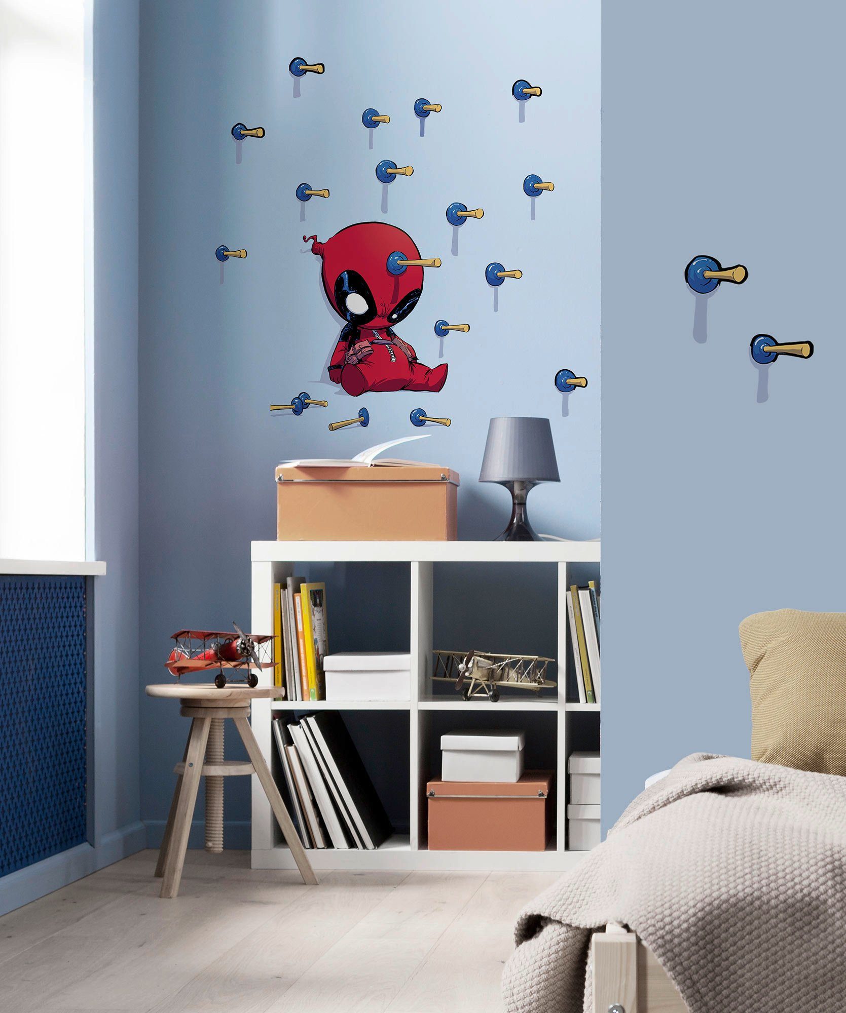 Komar Wandfolie Deadpool Shootout - afm. 50 x 70 cm zelfklevend, wandstickers, kinderkamer (19-delig)