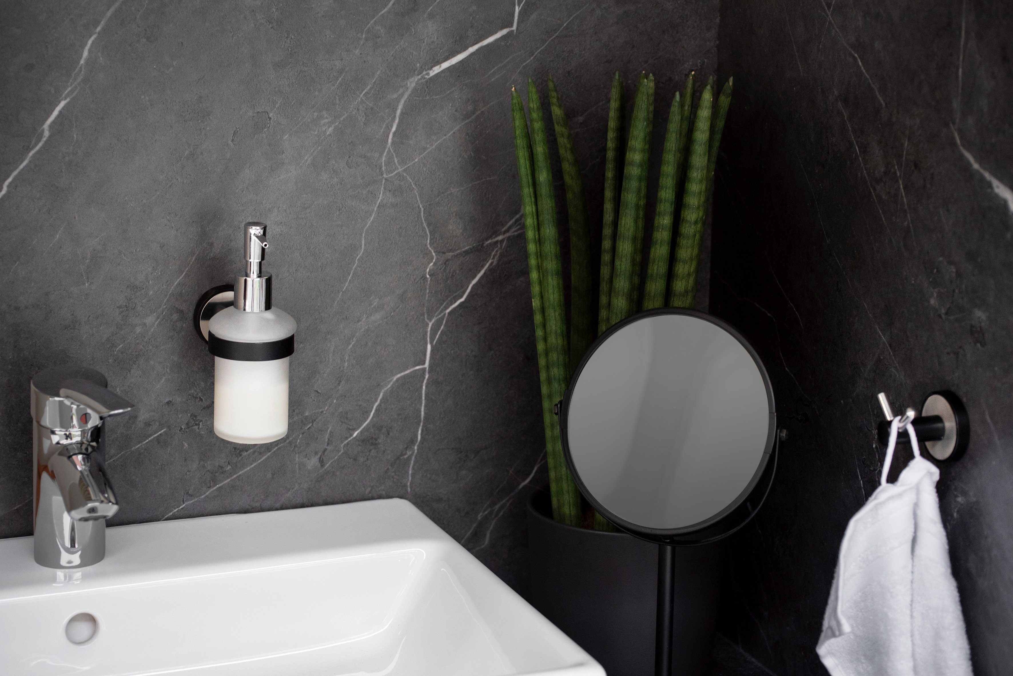 WENKO Poetsbeker UV-Loc® Udine bevestigen zonder boren met innovatief plaksysteem