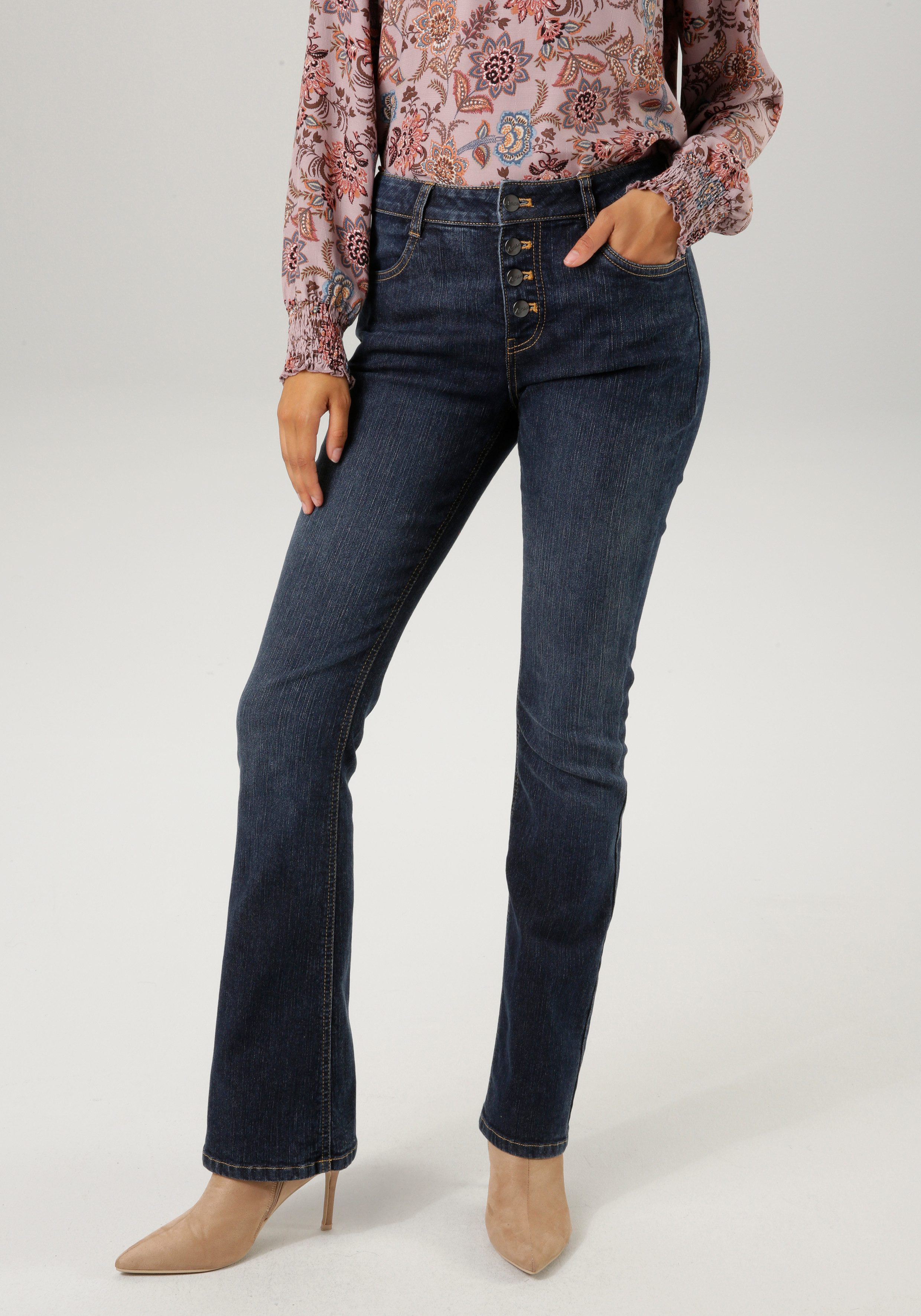 Aniston CASUAL Bootcut jeans met decoratieve knoopsluiting