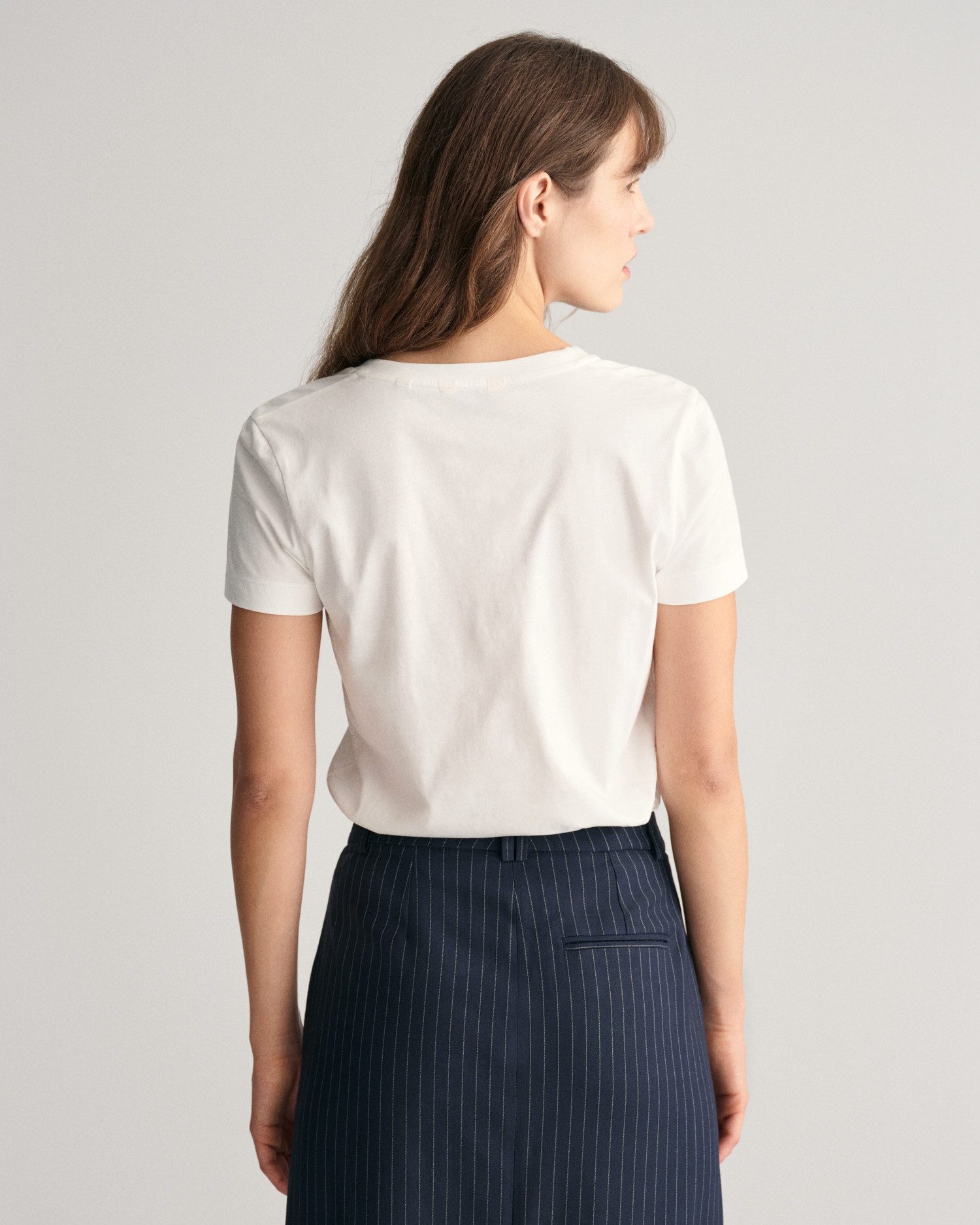 Gant T-shirt REG SHIELD KA V-NECK T-SHIRT met een klein geborduurd logo op de borst