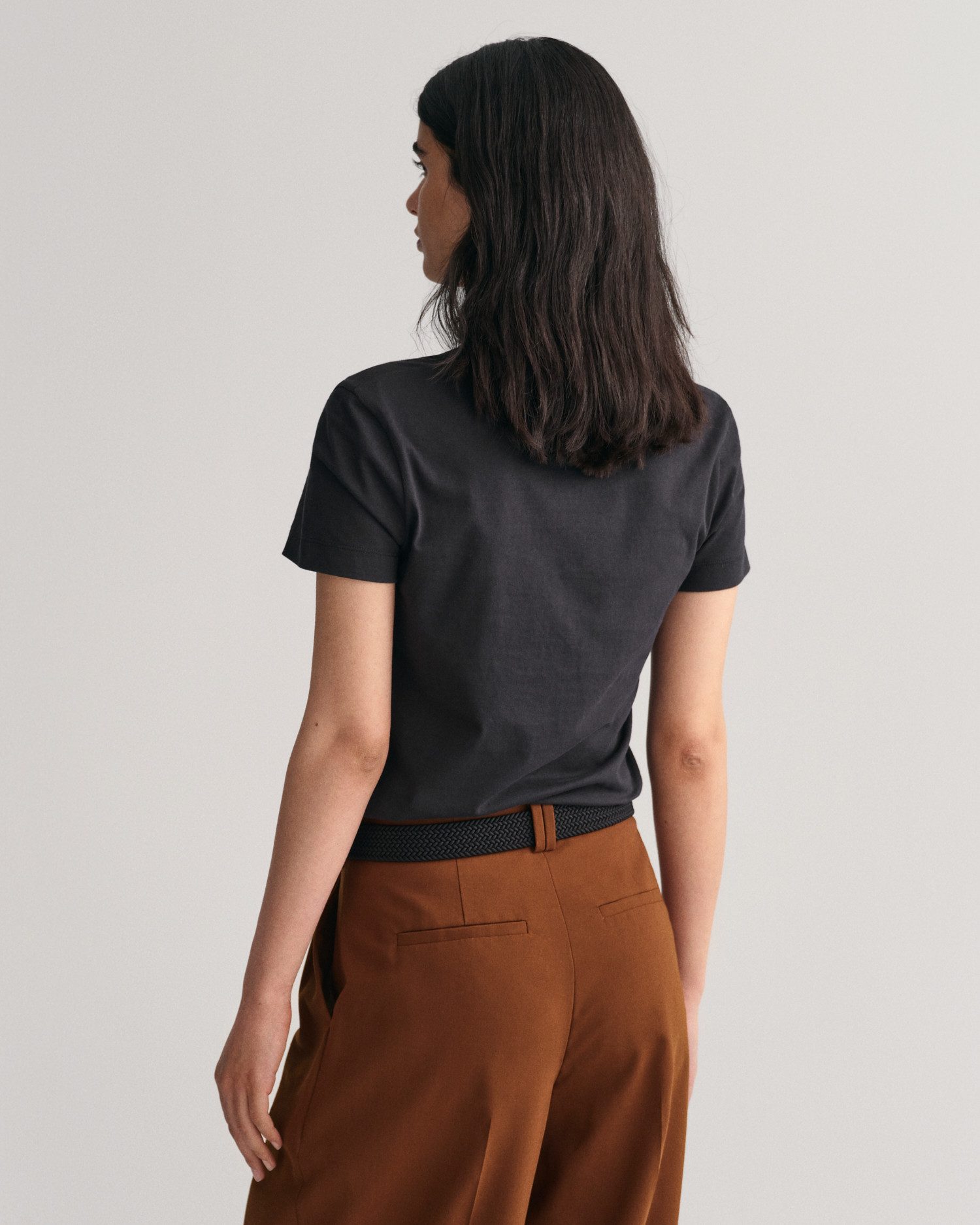 Gant T-shirt REG SHIELD KA V-NECK T-SHIRT met een klein geborduurd logo op de borst