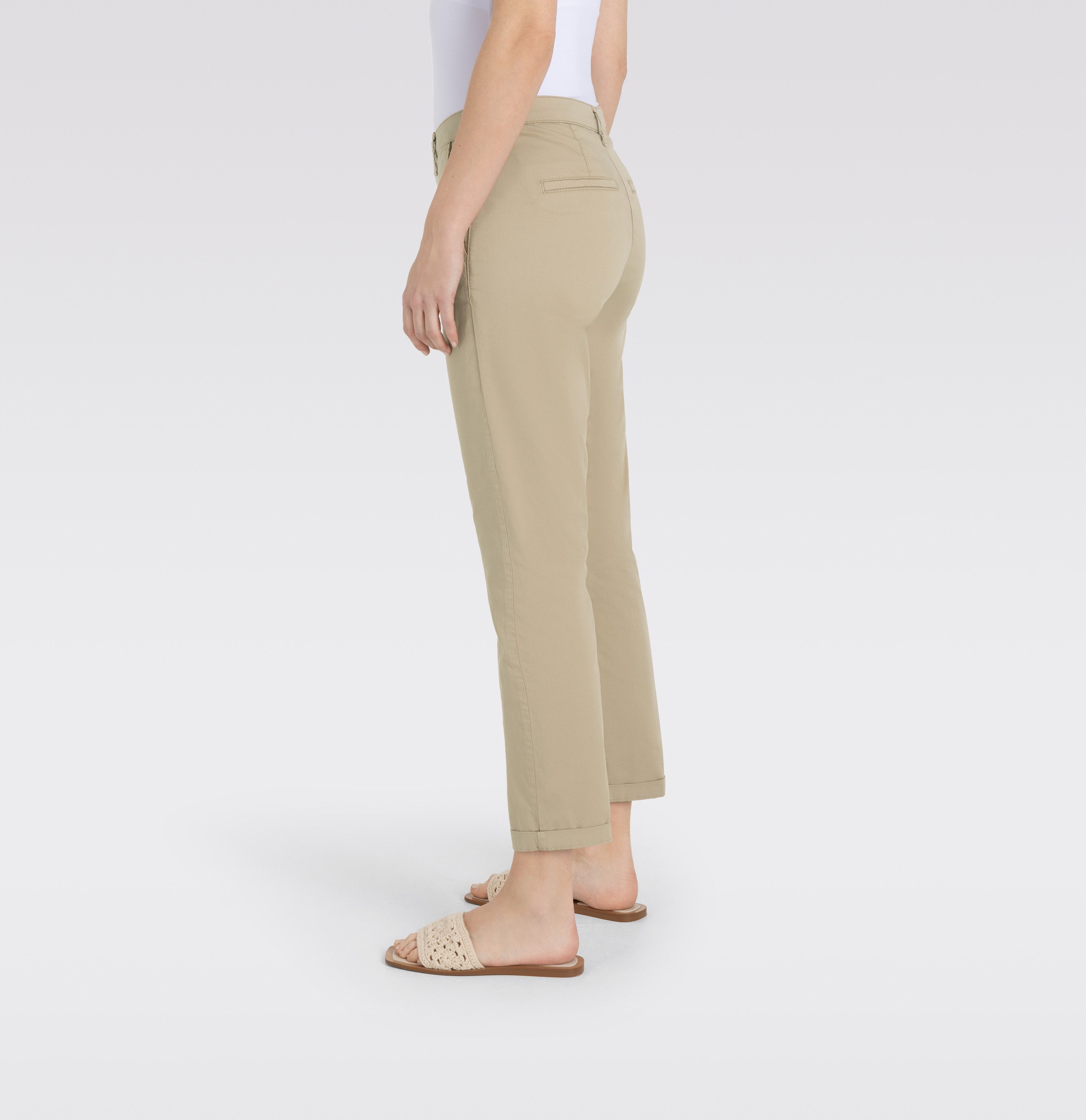 MAC Chino turn up met subtiele glans, elegant en sportief tegelijk