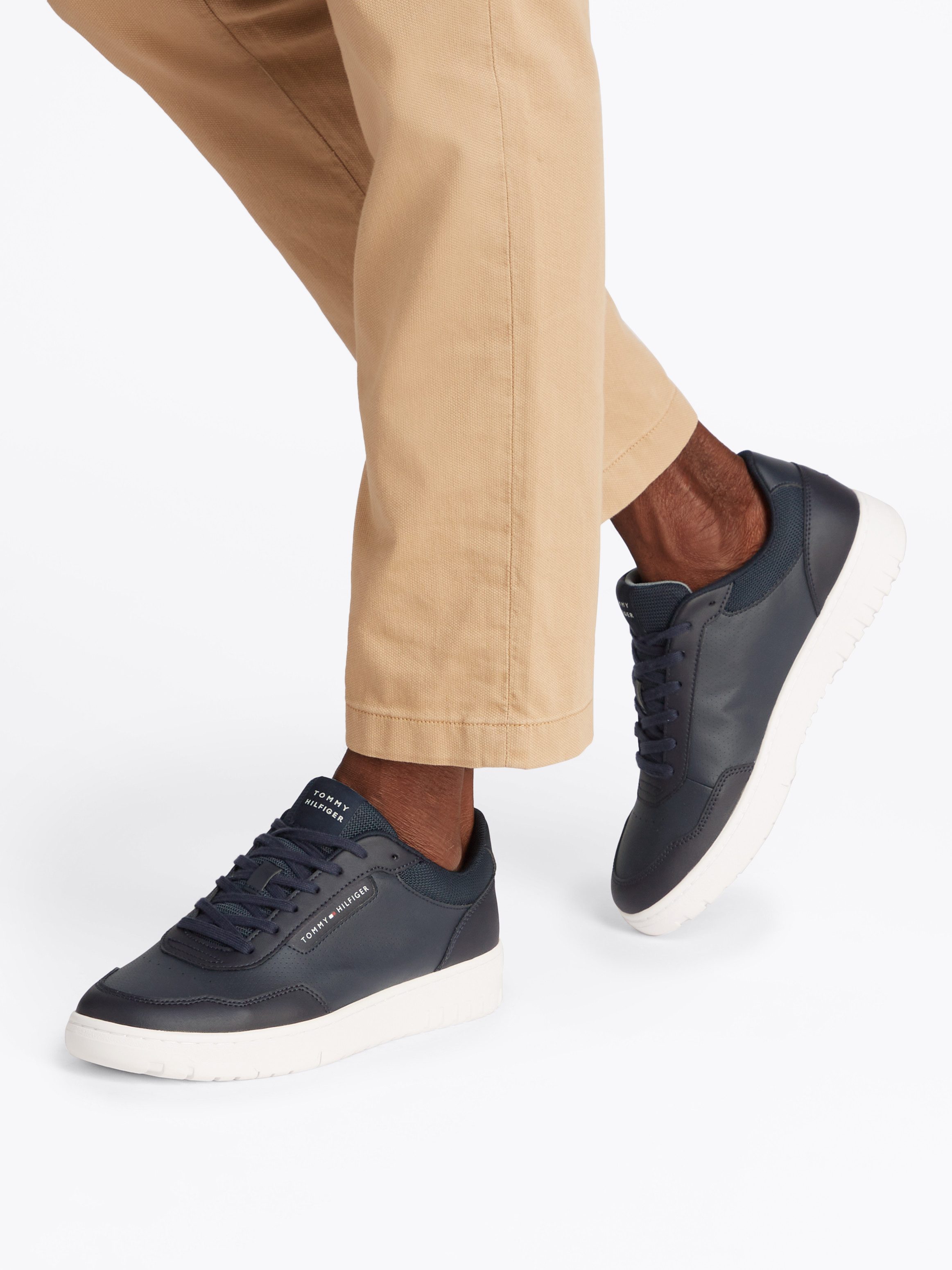Tommy Hilfiger Plateausneakers TH BASKET CORE LTH PINPERF , vrijetijdsschoen, halfschoen, veterschoen met gepolsterde schacht