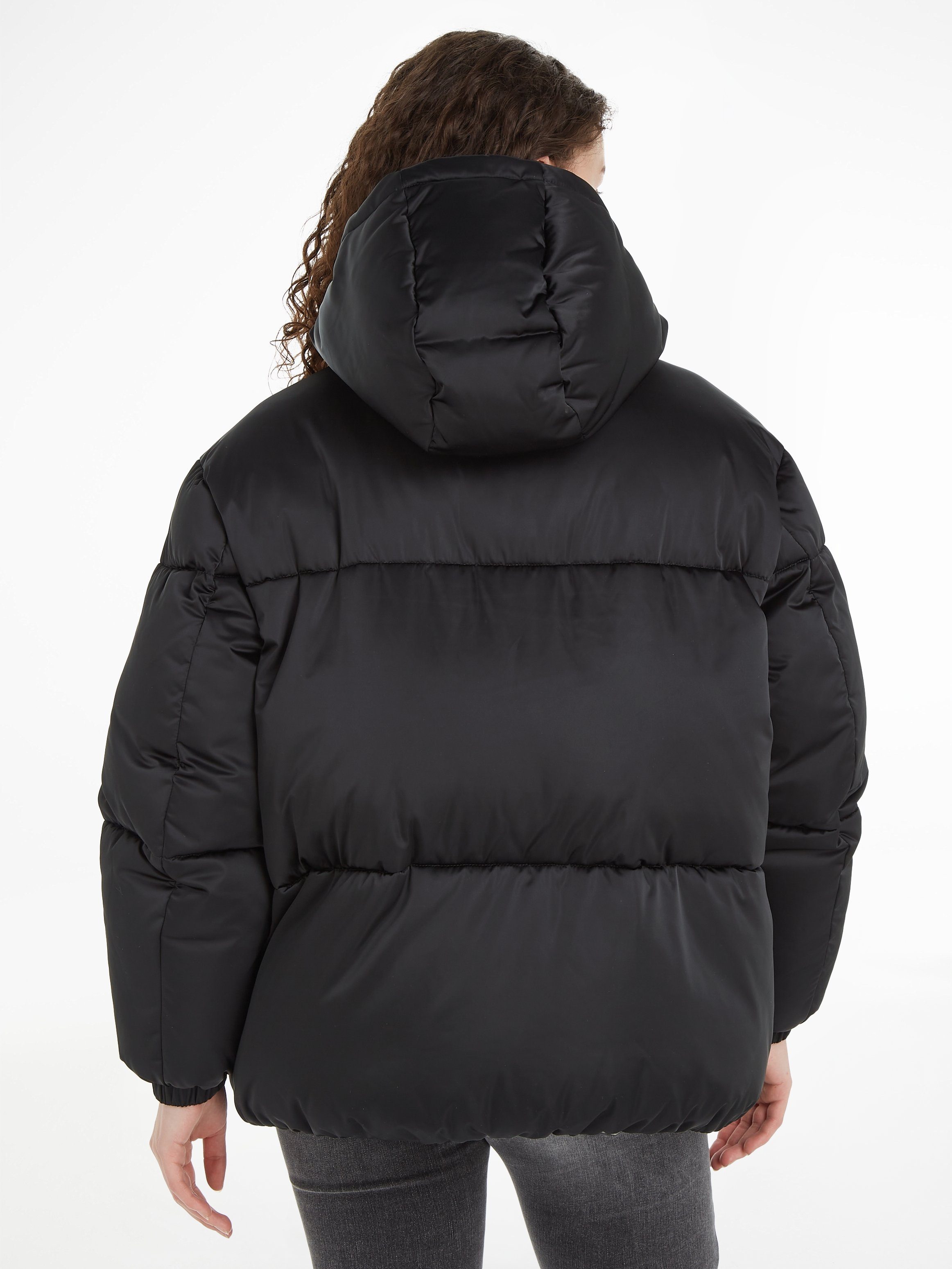 TOMMY JEANS Gewatteerde jas TJW OVR SATIN PUFFER met tommy jeans-merklabel