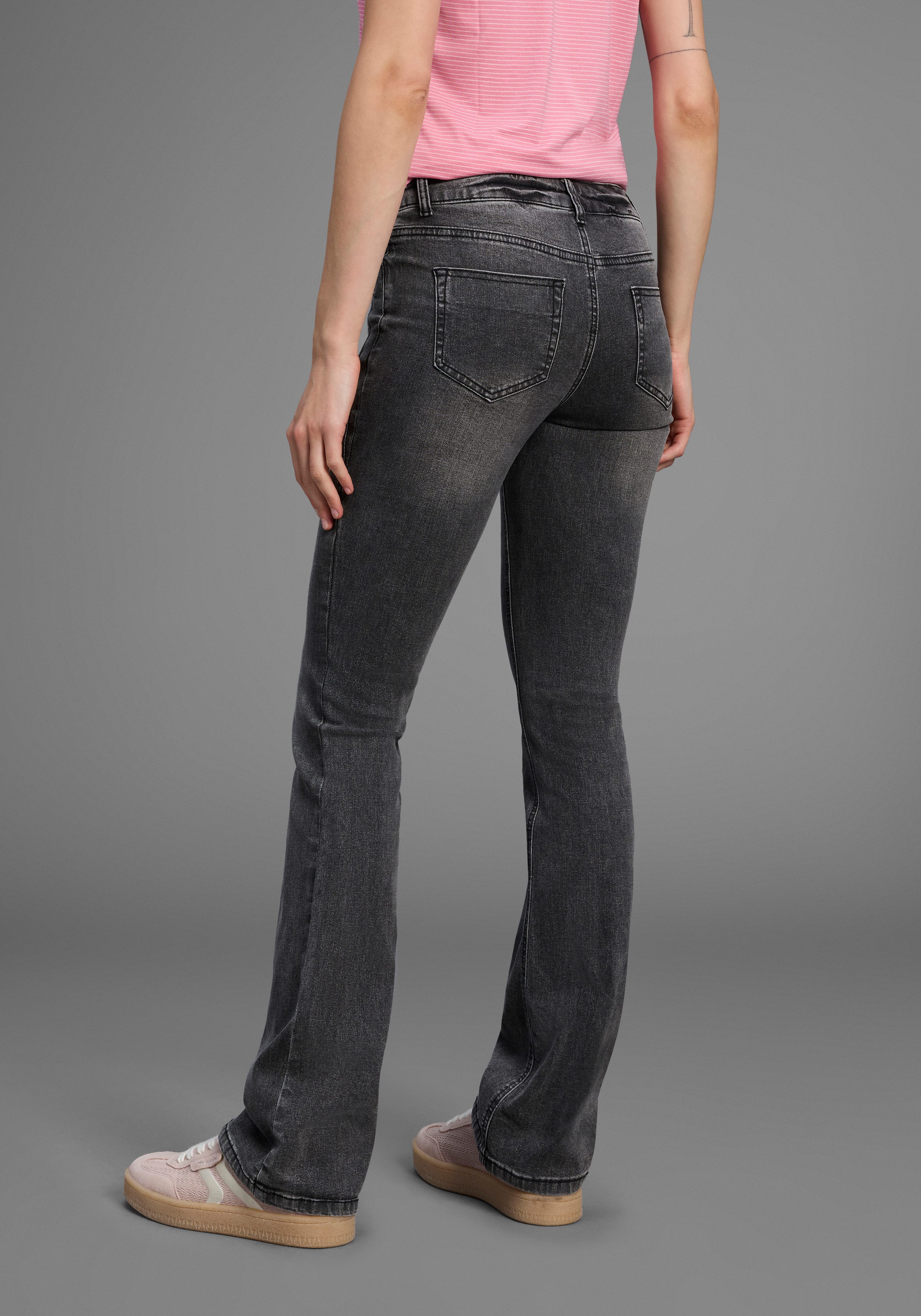 Arizona Bootcut jeans Met geren uitlopende pasvorm, lage taille, elastisch materiaal