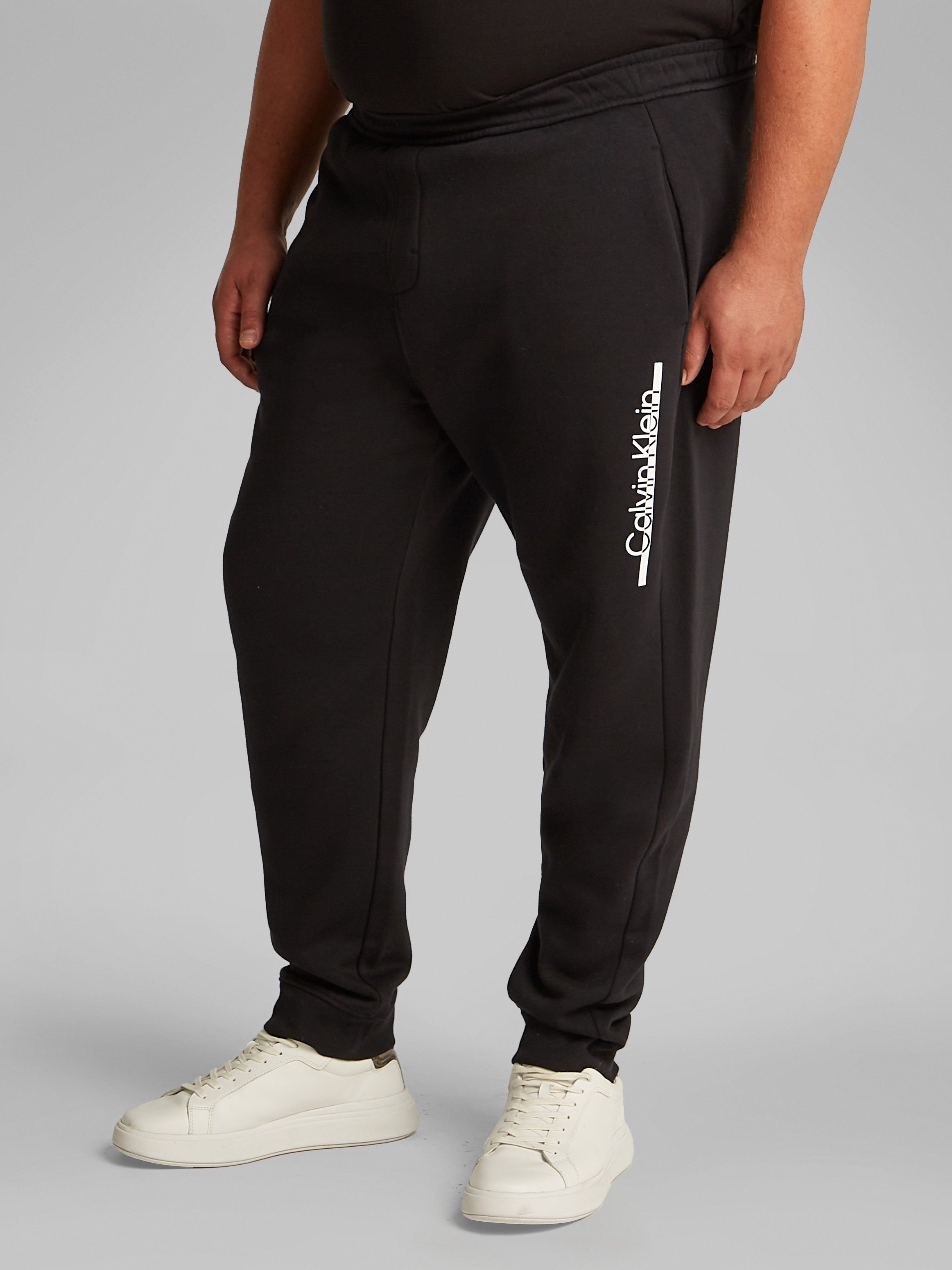 Calvin Klein Joggingbroek BT_SPLIT LINE LOGO JOGGER in grote maten met logoprint