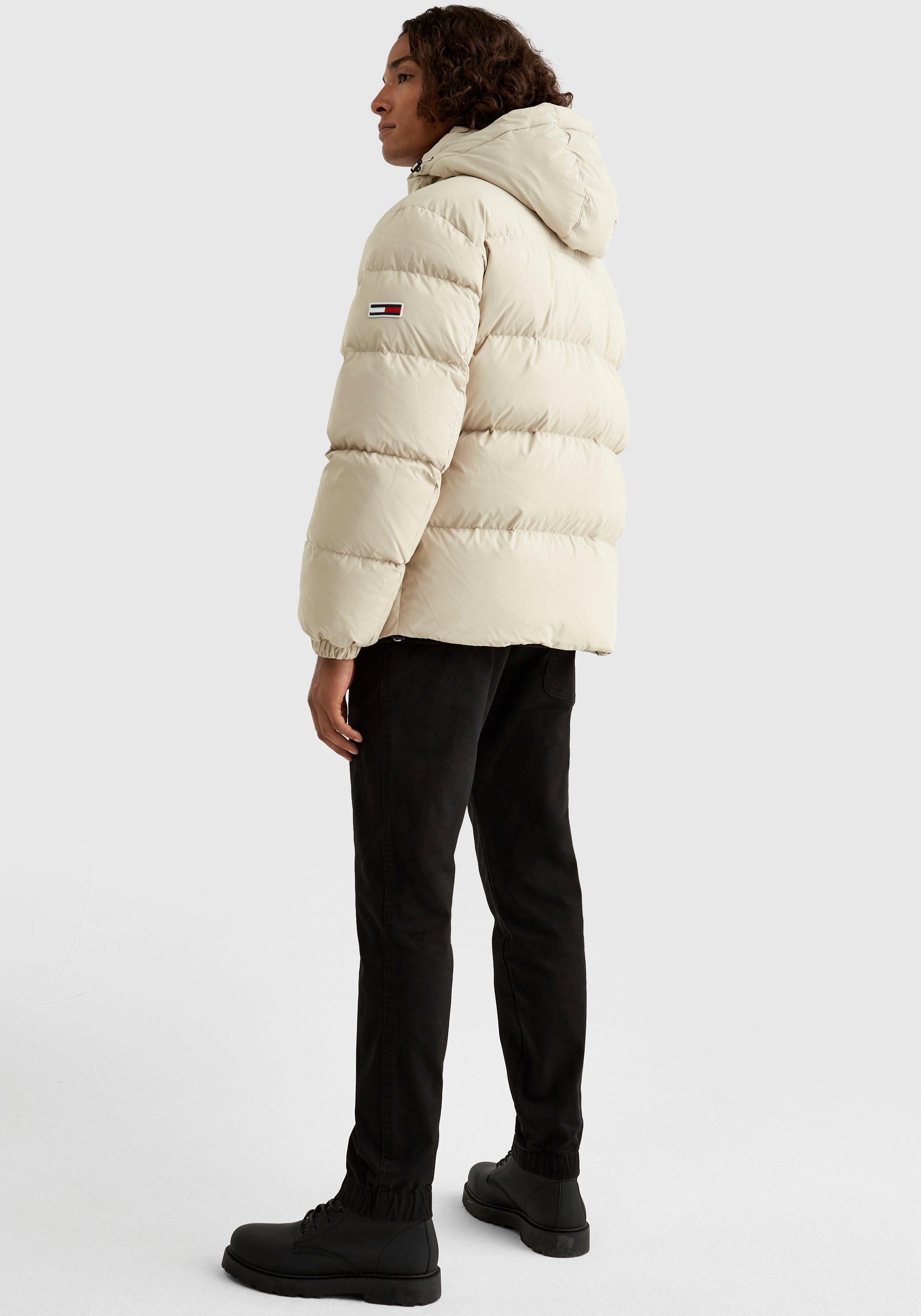 TOMMY JEANS Donsjack TJM ESSENTIAL DOWN JACKET met koord en stoppertjes aan de capuchon