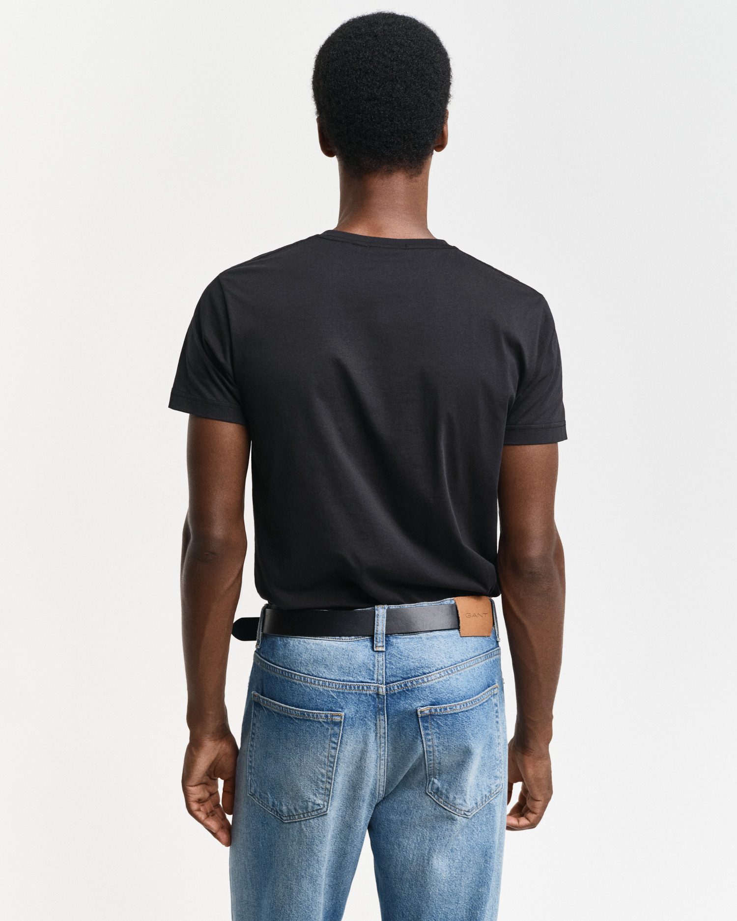 Gant T-shirt SLIM SHIELD V-NECK T-SHIRT met een klein geborduurd logo op de borst
