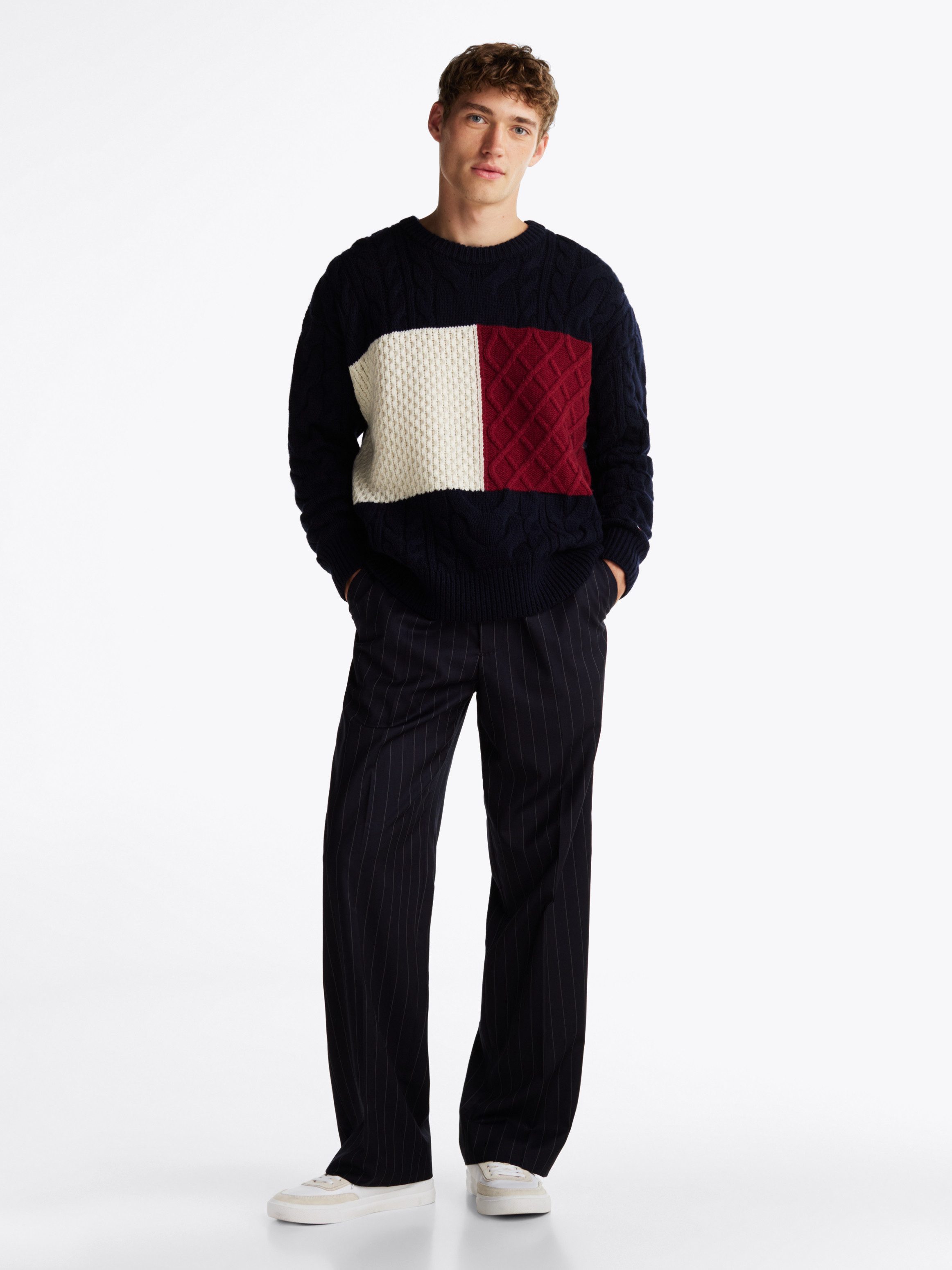 Tommy Hilfiger Trui met ronde hals CABLE FLAG SWEATER met colorblocking-ontwerp aan de voorkant