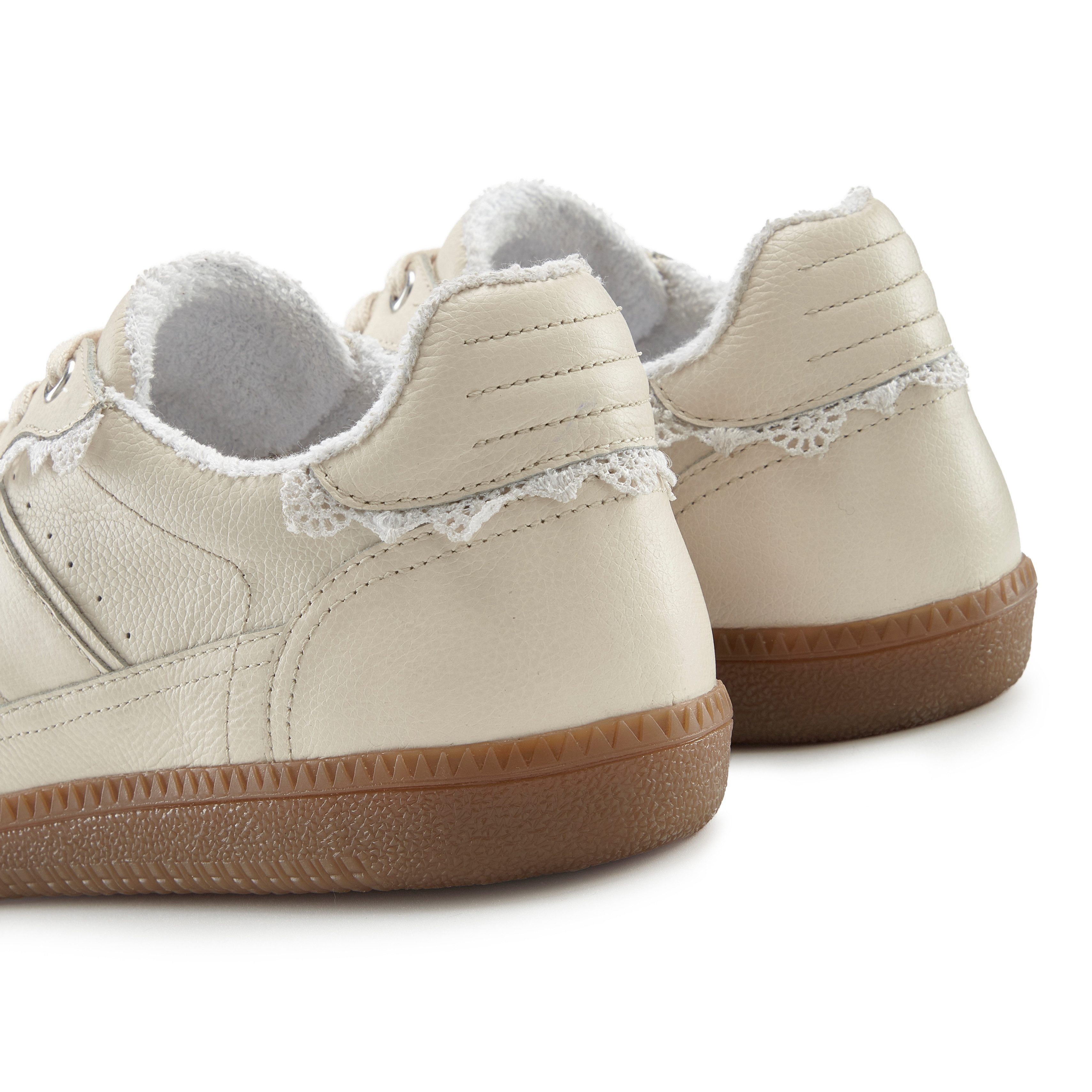 Lascana Sneakers Vrijetijdsschoen, lage schoen van leer met spitse details