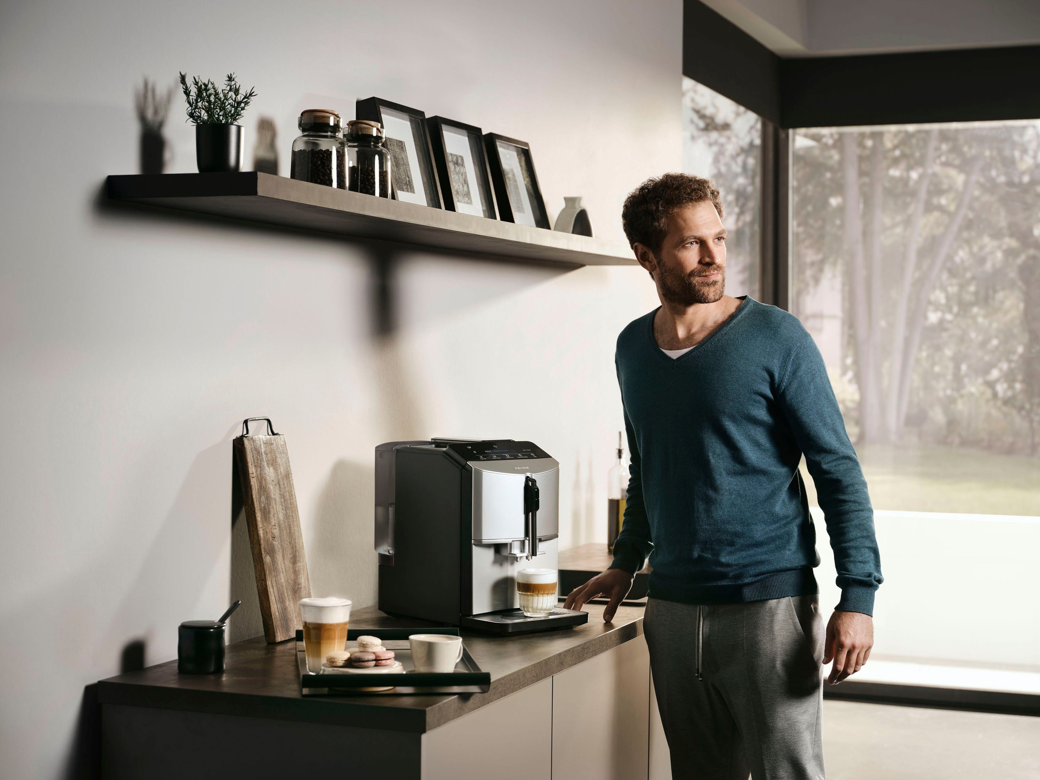 SIEMENS Volautomatisch koffiezetapparaat EQ300 TF303E07, veel koffiespecialiteiten, OneTouch-functie, gebruiksvriendelijk display, keramische molen, zilver metallic