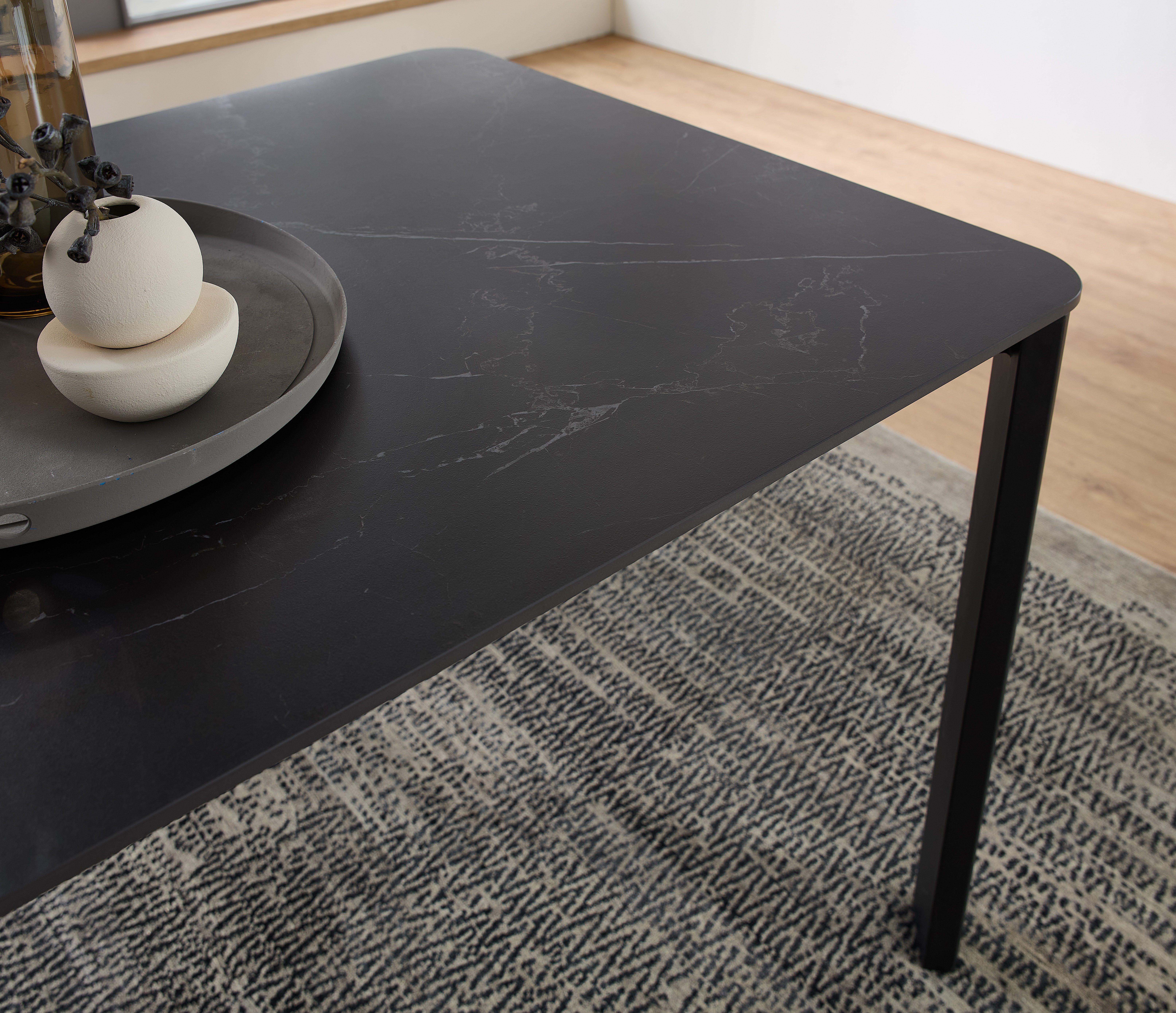 Stolkom Eettafel Lenni eettafel keramiek, zwart gemarmerd BxHxD 180x76x90 cm Keramische oppervlakte zwart gemarmerd, metalen frame mat zwart