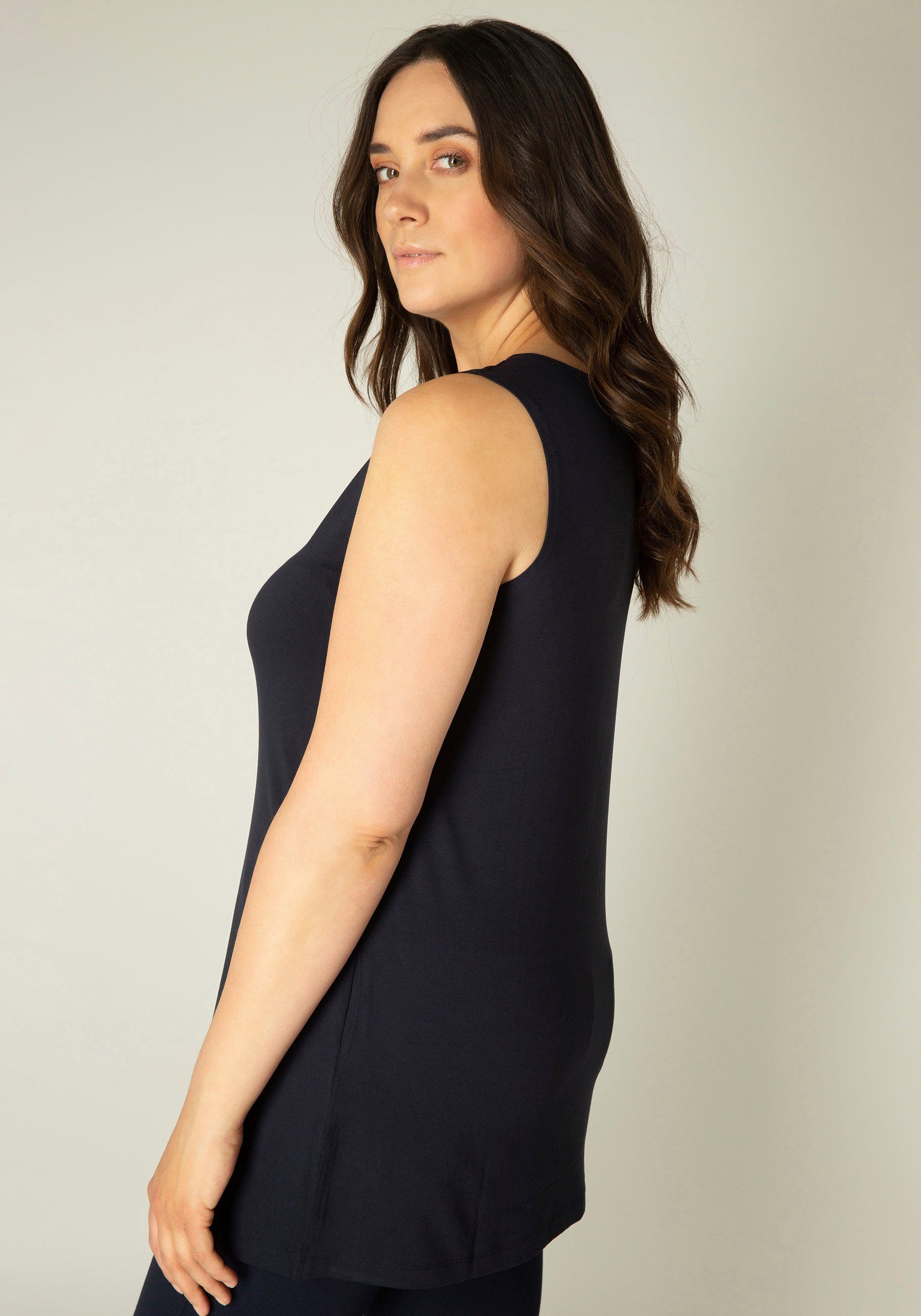 Base Level Curvy Top Over de heupen vallend model met splitjes bij de zoom