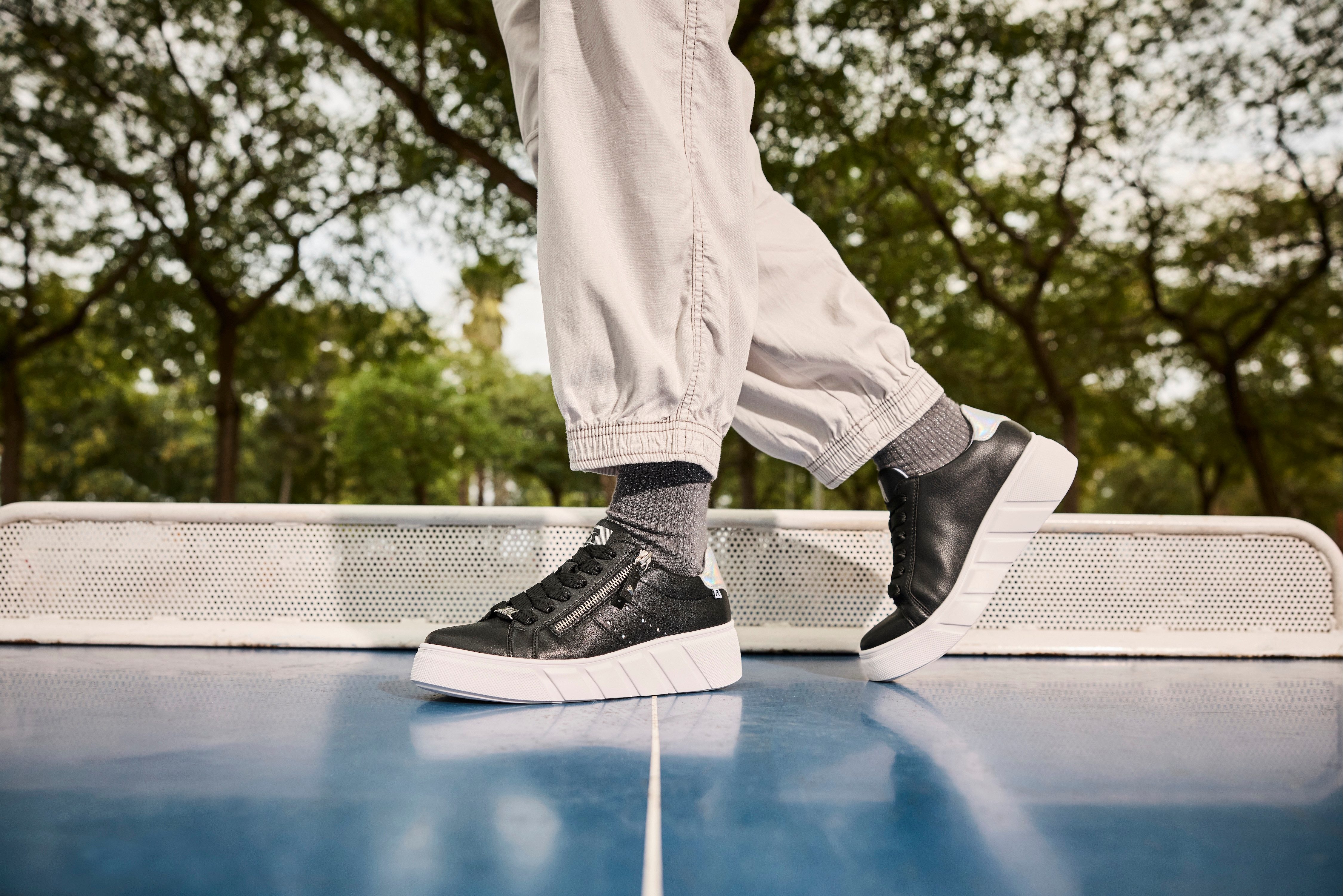 RIEKER Sport Plateausneakers , vrijetijdsschoen, lage schoen, veterschoen met zijlijke perforatie