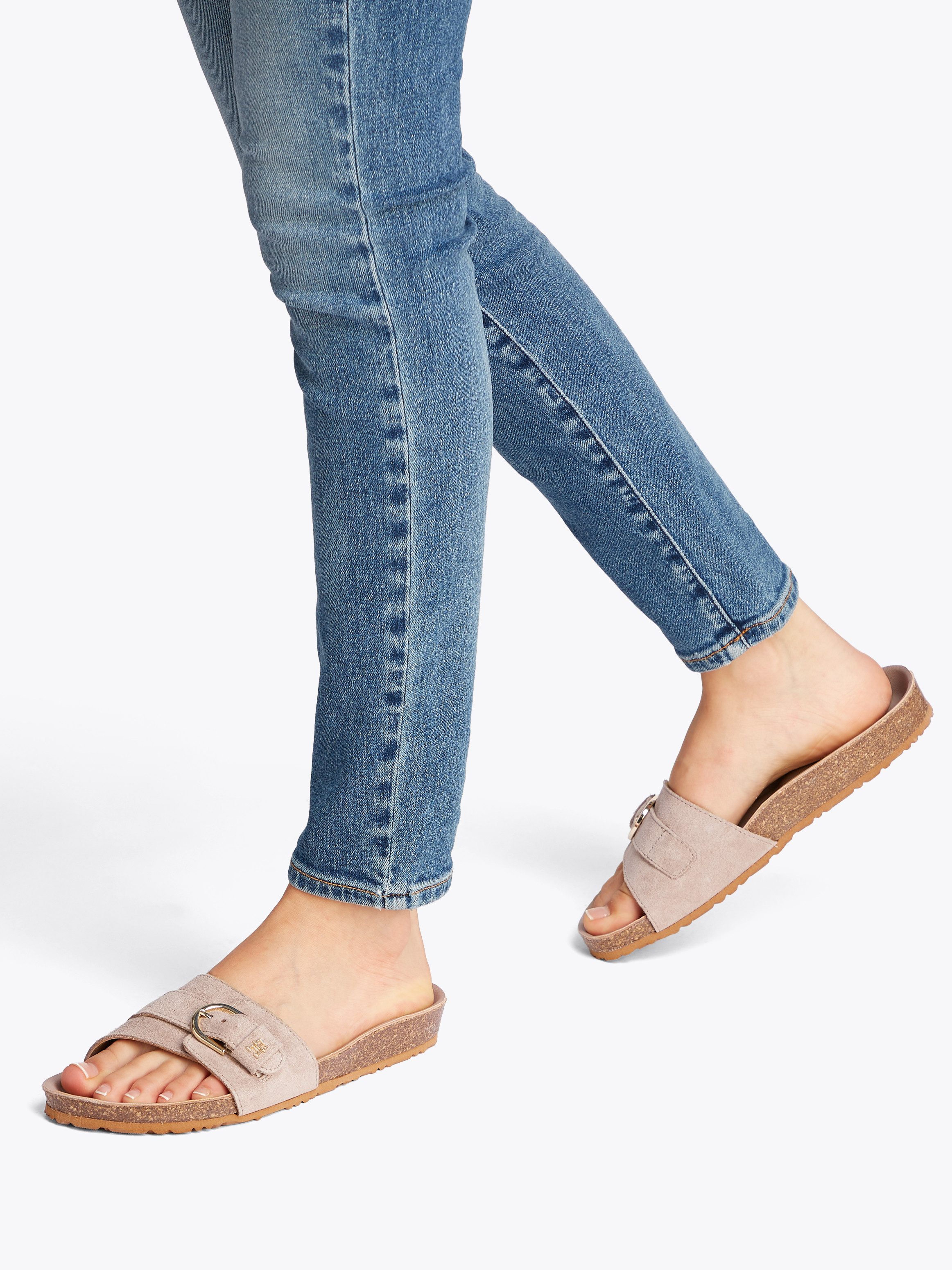 Tommy Hilfiger Slippers SOFT SUEDE ADJUSTABLE MULE , sleehak, zomer mode, instapschoen, flats met th-logo