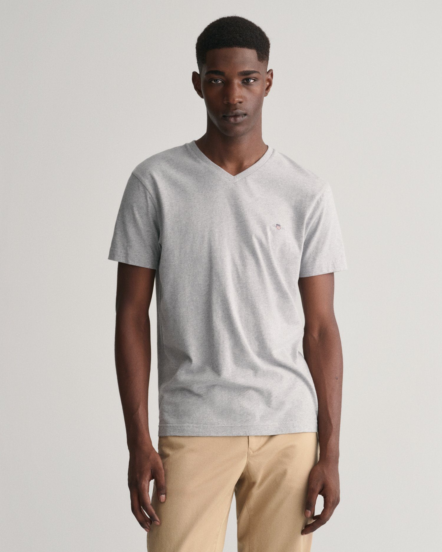 Gant T-shirt SLIM SHIELD V-NECK T-SHIRT met een klein geborduurd logo op de borst