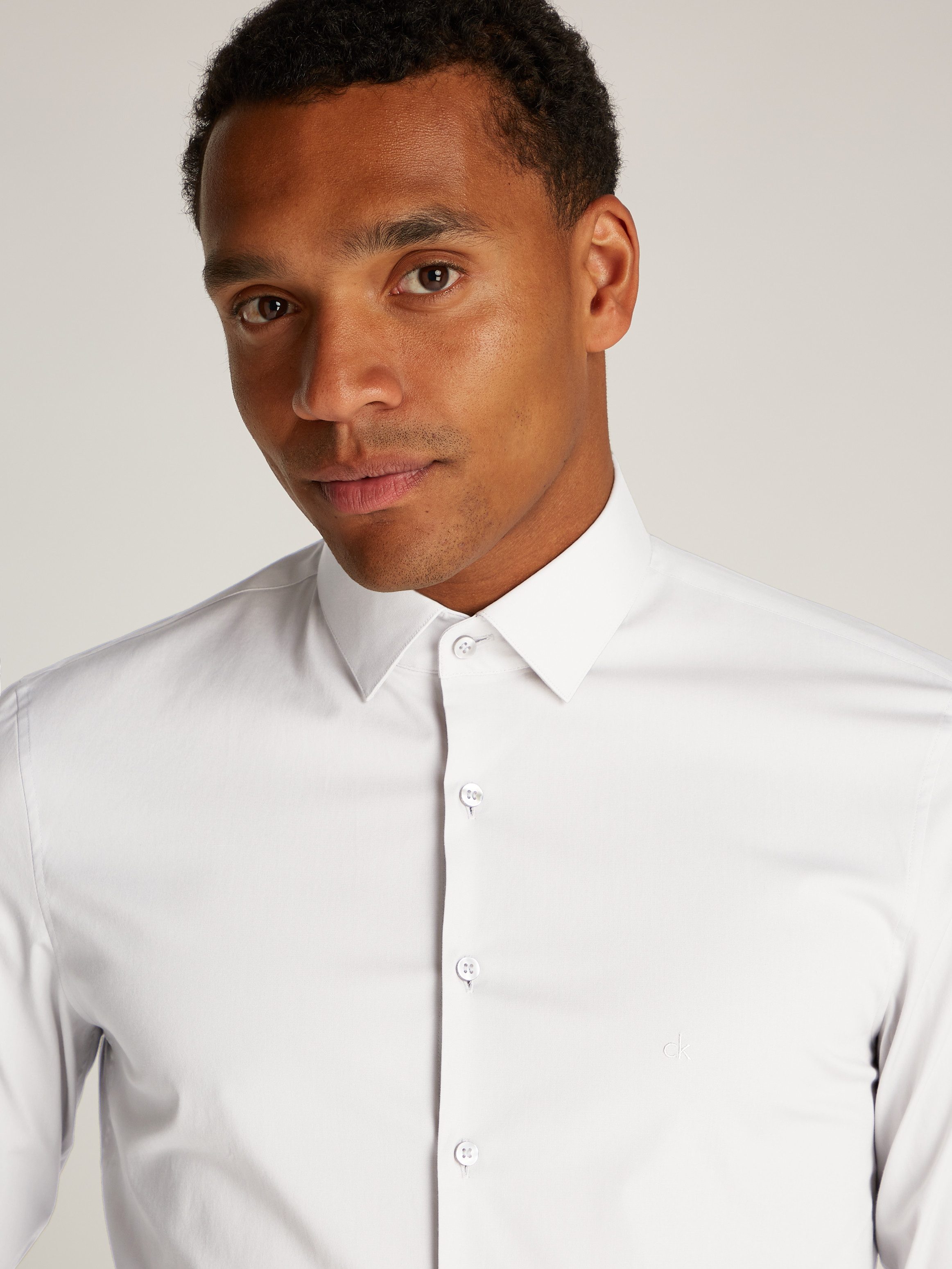Calvin Klein Businessoverhemd POPLIN STRETCH SLIM SHIRT met kent-kraag, logoprint op borsthoogte
