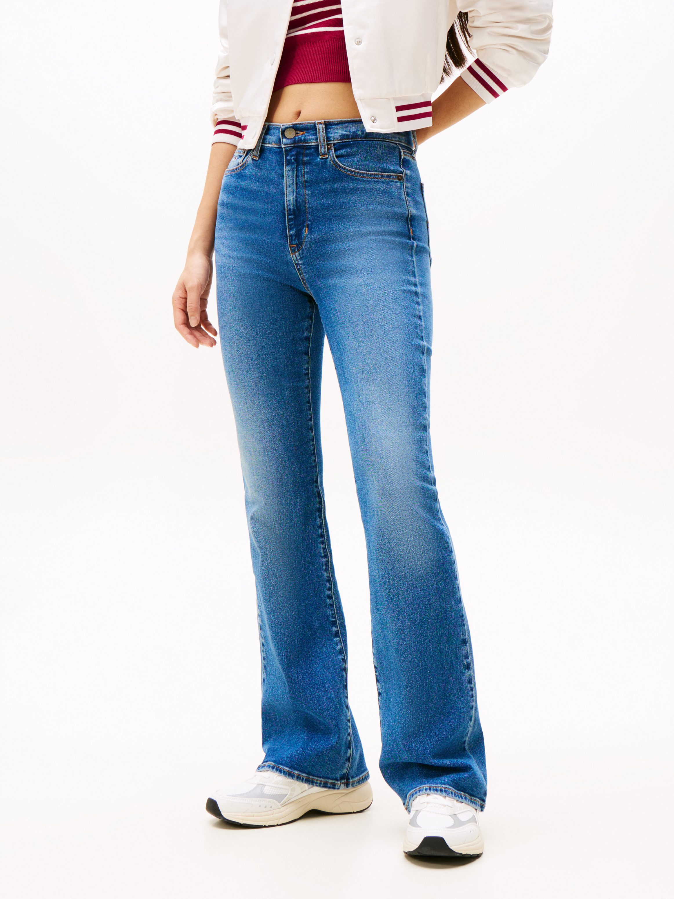 TOMMY JEANS Bootcut jeans SYLVIA HGH FLR BI1267 Wijd pijpform en logo borduursel op de achterzak