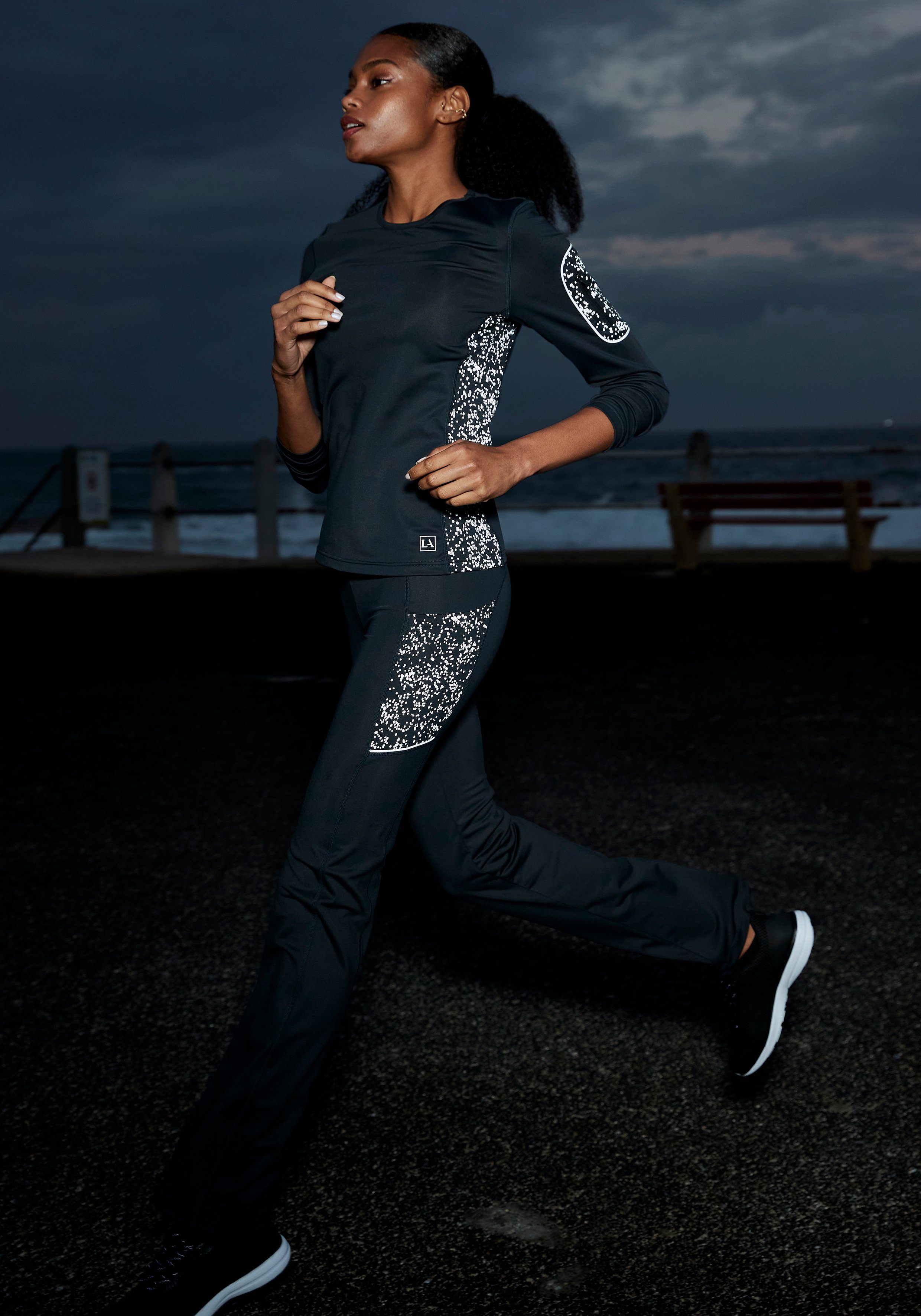 active by Lascana Runningshirt -shirt met lange mouwen met reflecterende print en praktische armtas
