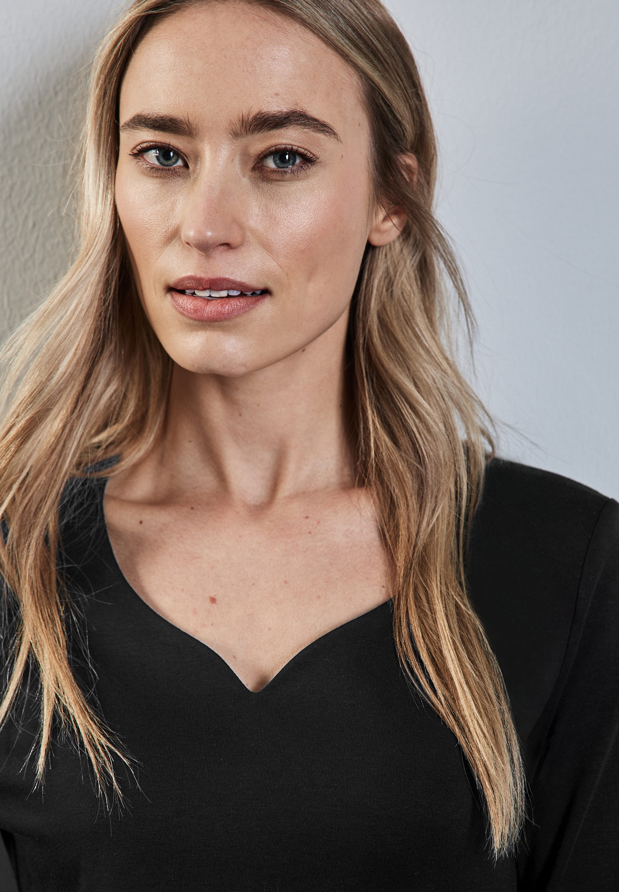 STREET ONE Shirt met lange mouwen met hartvormige halslijn