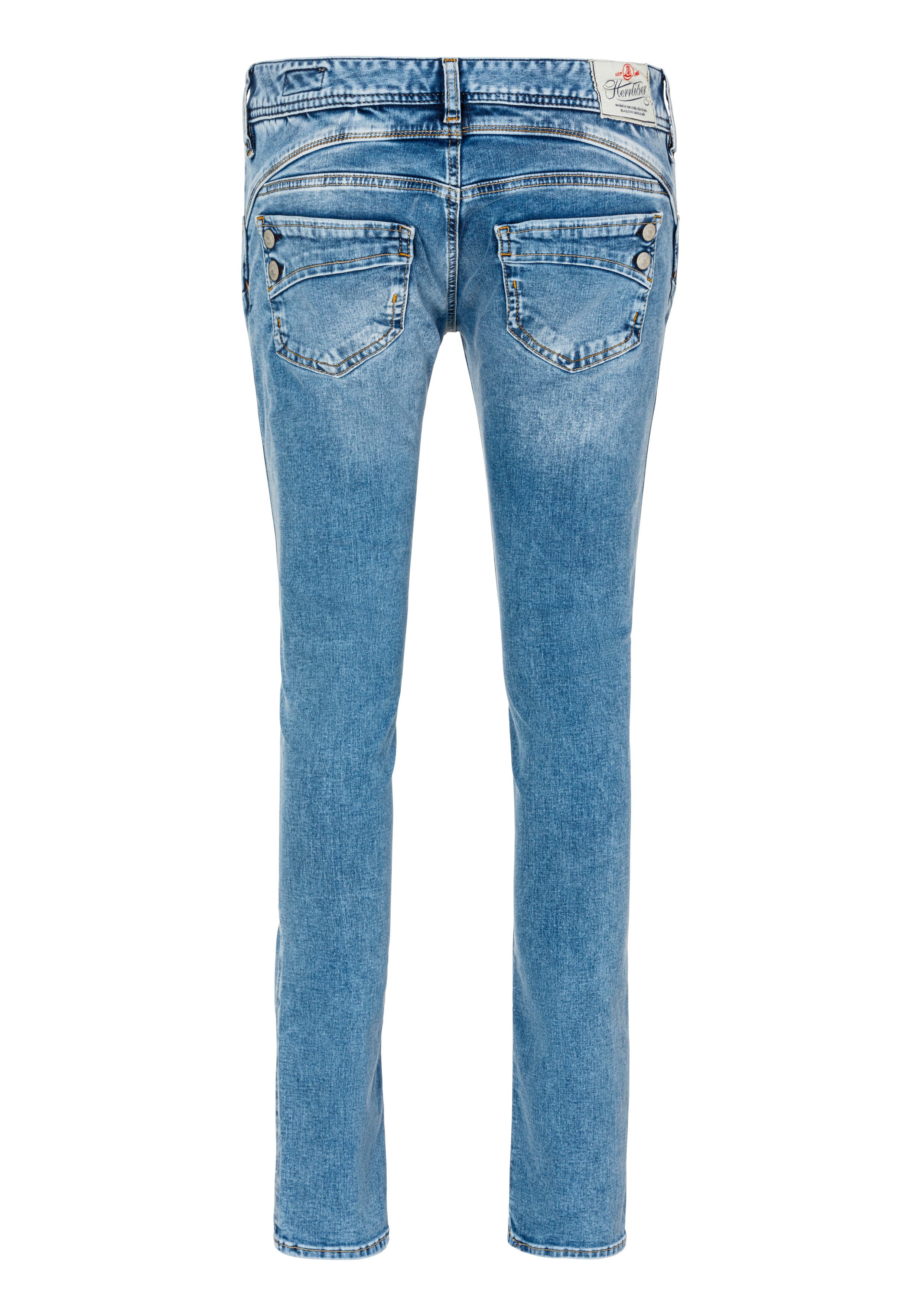 Herrlicher Slim fit jeans PIPER SLIM REUSED DENIM met sierknopen op de achterzakken