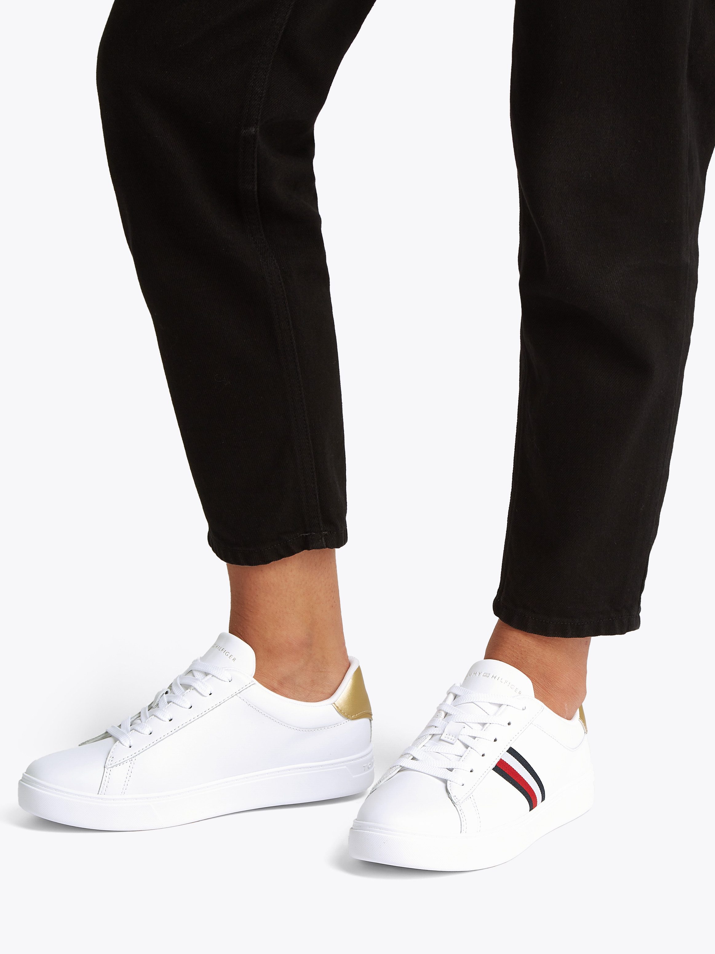 Tommy Hilfiger Plateausneakers ESSENTIAL COURT SNEAKER STRPS , vrijetijdsschoen, lage schoen, veterschoen met typische strepen