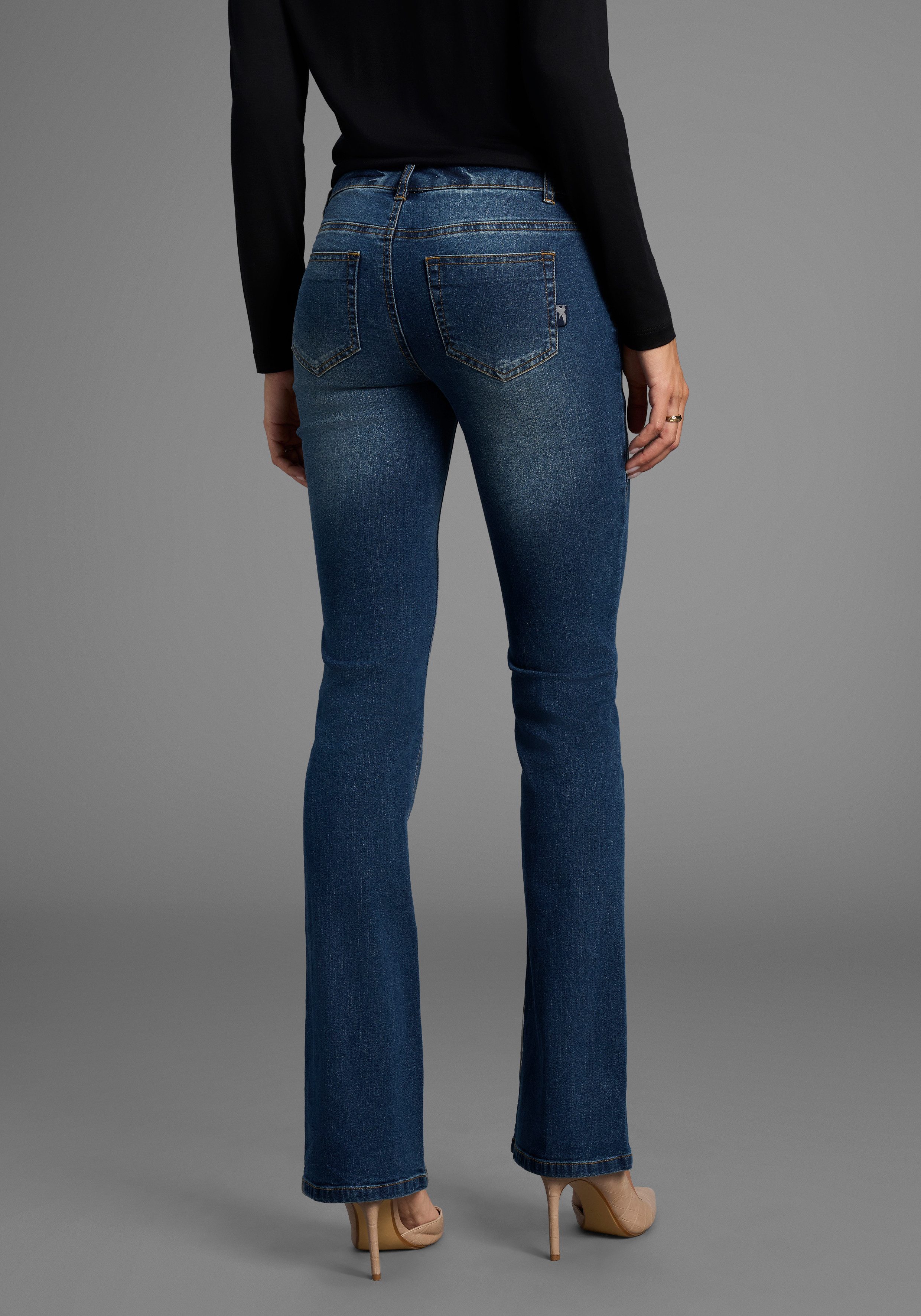 Arizona Bootcut jeans Met geren uitlopende pasvorm, lage taille, elastisch materiaal