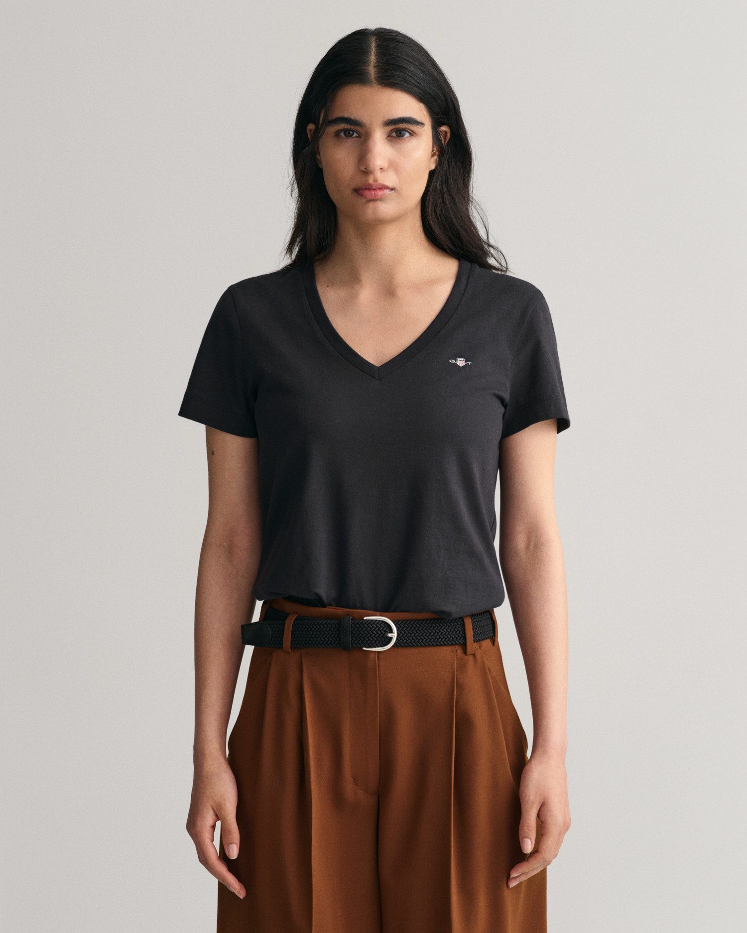 Gant T-shirt REG SHIELD KA V-NECK T-SHIRT met een klein geborduurd logo op de borst