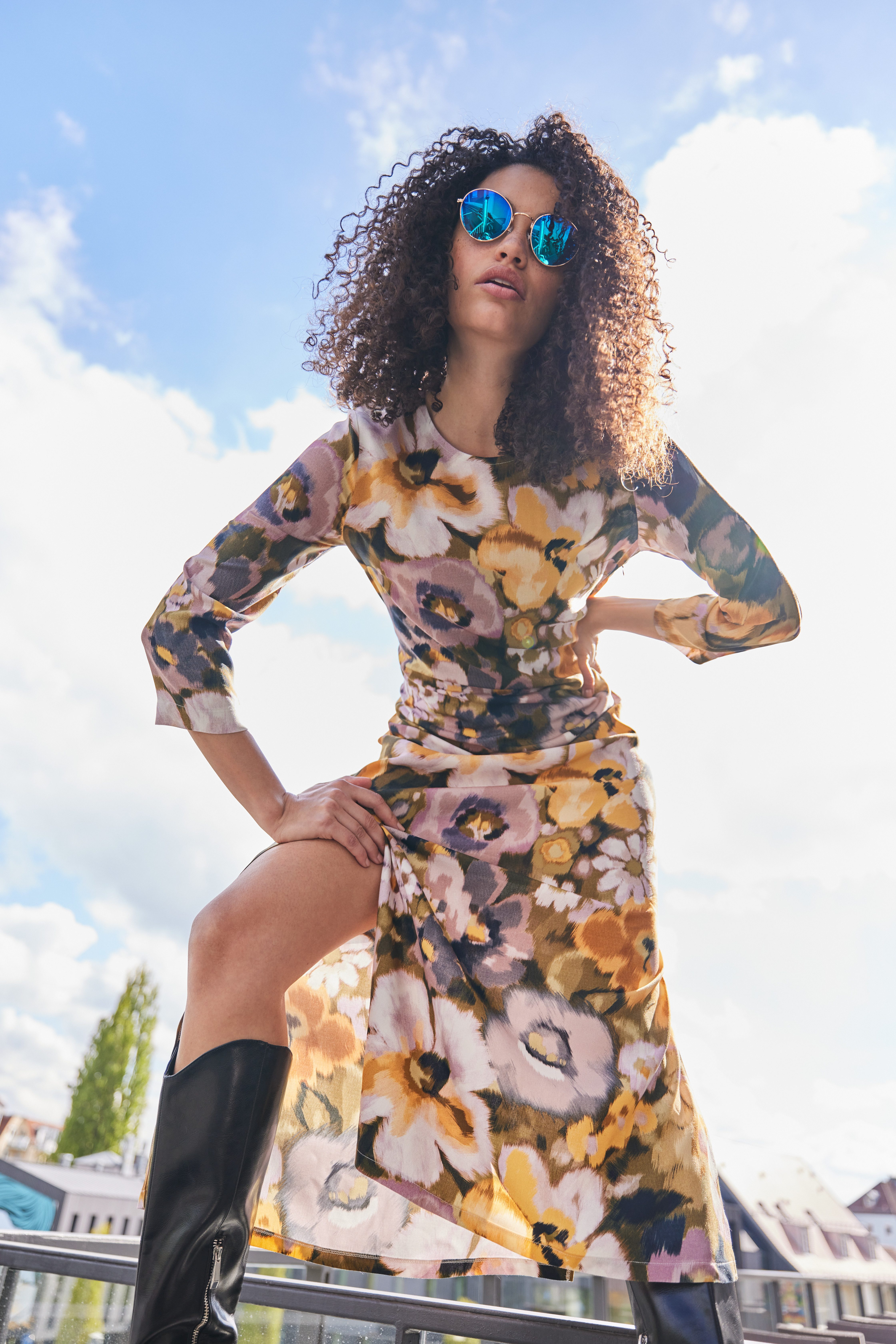 Aniston CASUAL Maxi-jurk met bloemenprint in batik-look elk stuk is uniek
