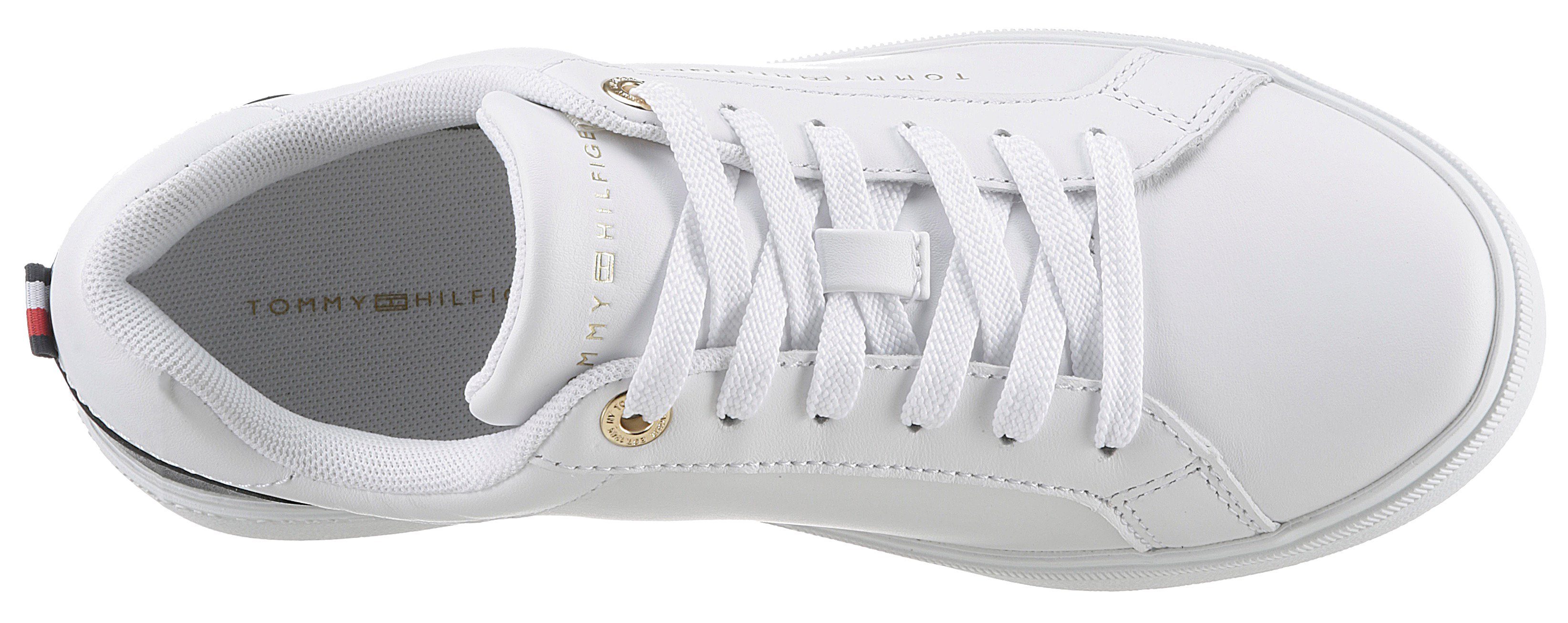 Tommy Hilfiger Plateausneakers ELEVATED ESSENTIAL COURT SNEAKER met contrastafwerking op de hiel, vrijetijdsschoen, lage schoen, veterschoen