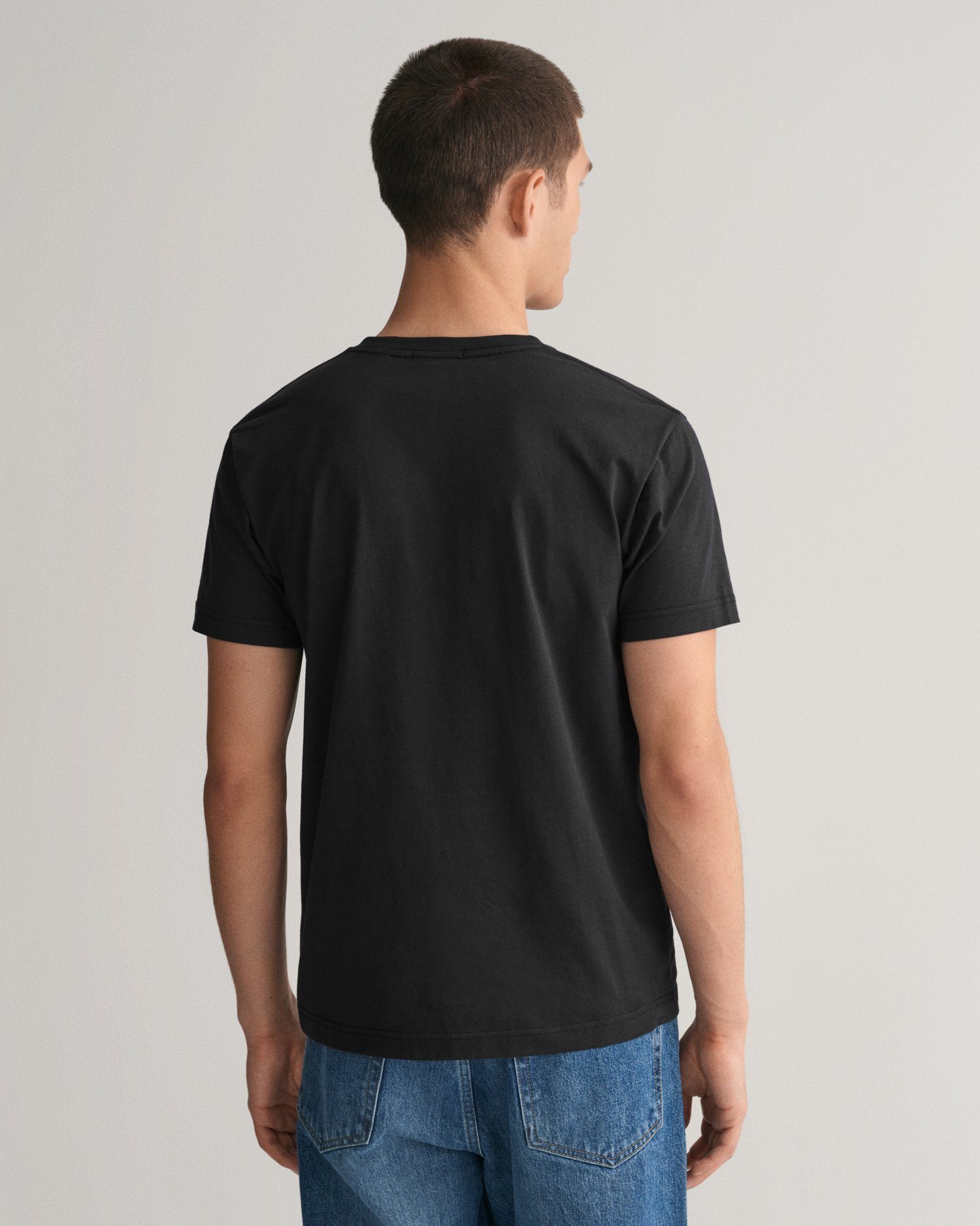 Gant T-shirt SLIM SHIELD V-NECK T-SHIRT met een klein geborduurd logo op de borst