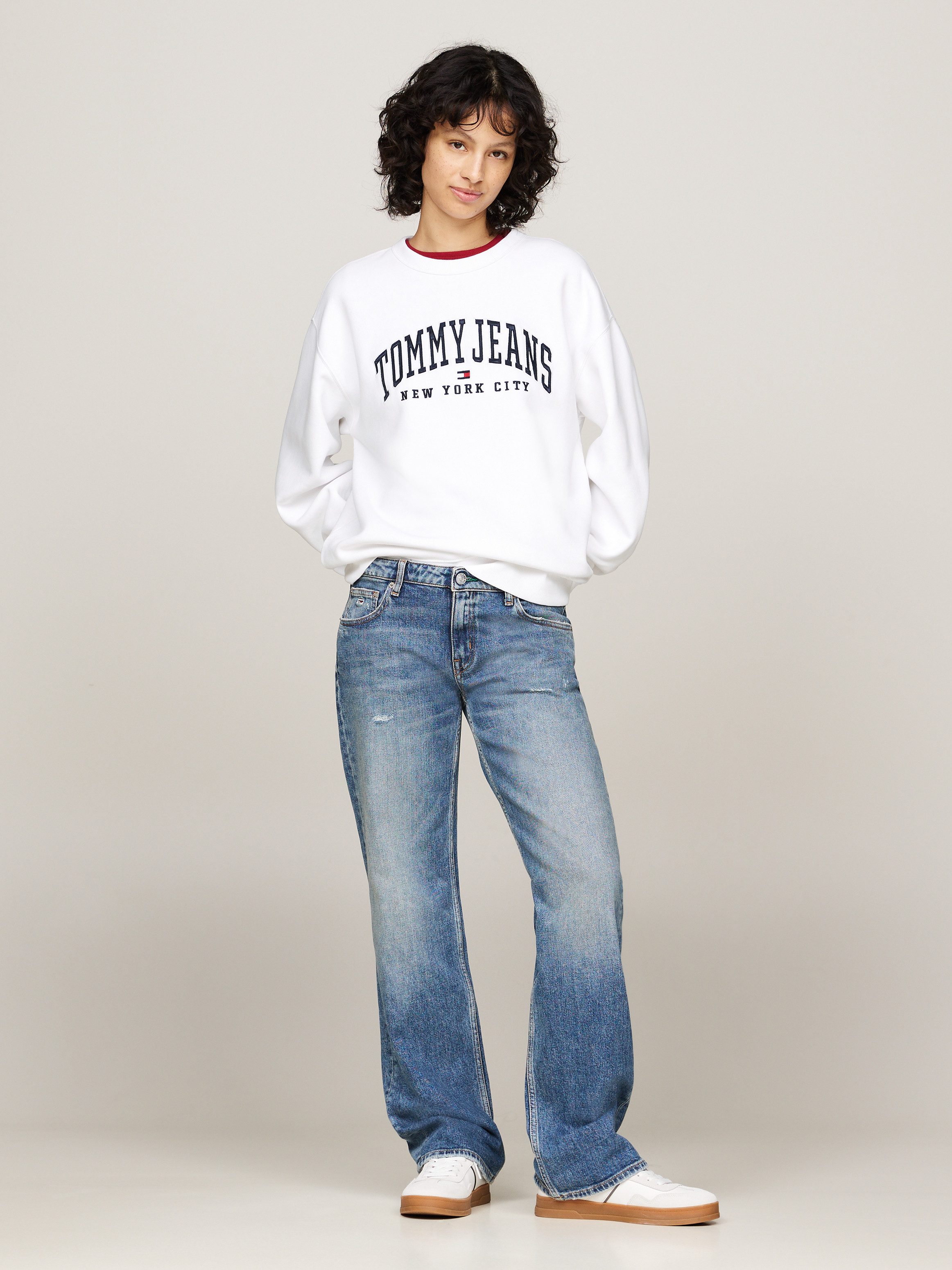 TOMMY JEANS Sweatshirt TJW RLX VARSITY CREW met washed-effect groot logo